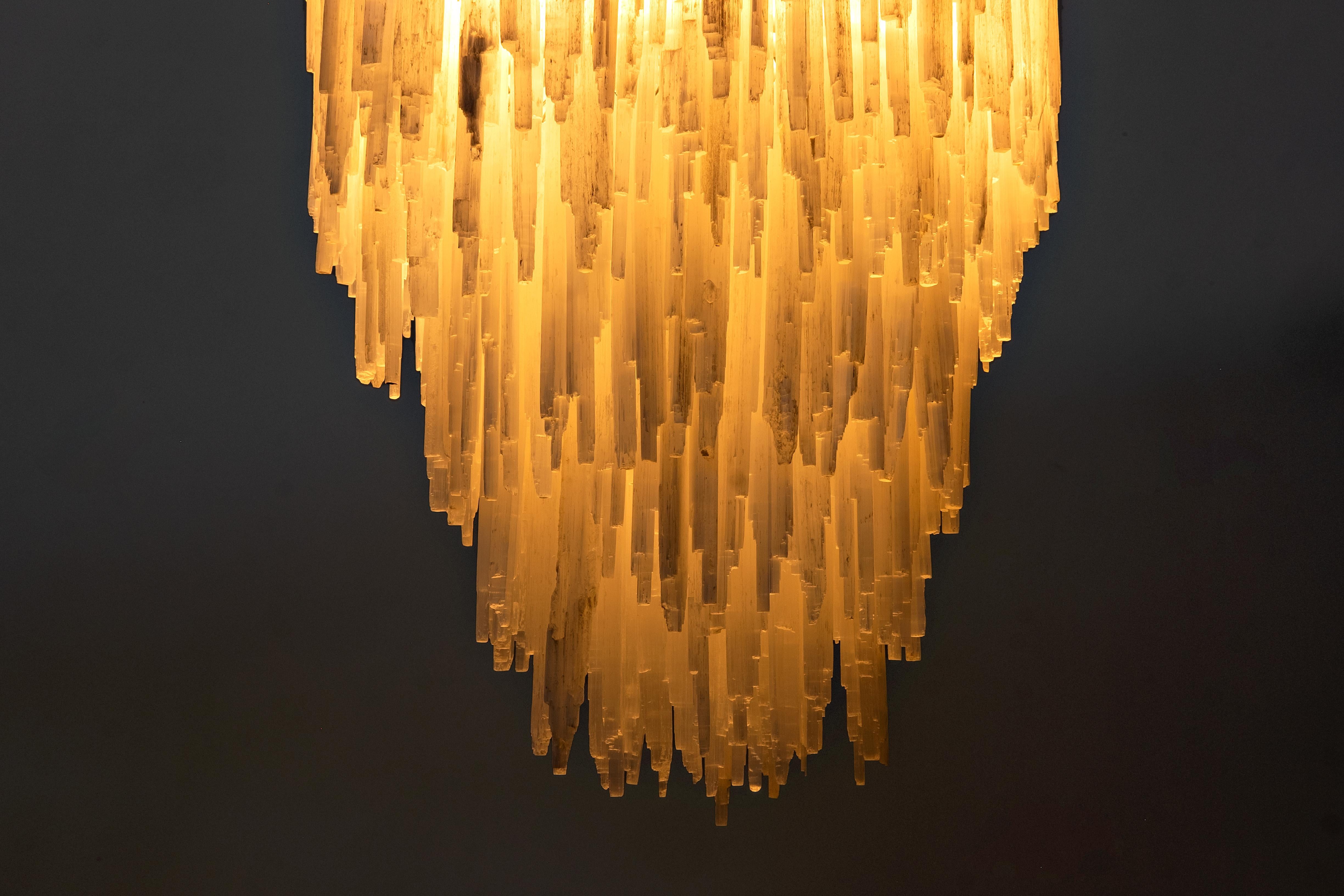 Italiano Lampadario in ottone e pietre di selenite -  Design italiano  1970s in vendita