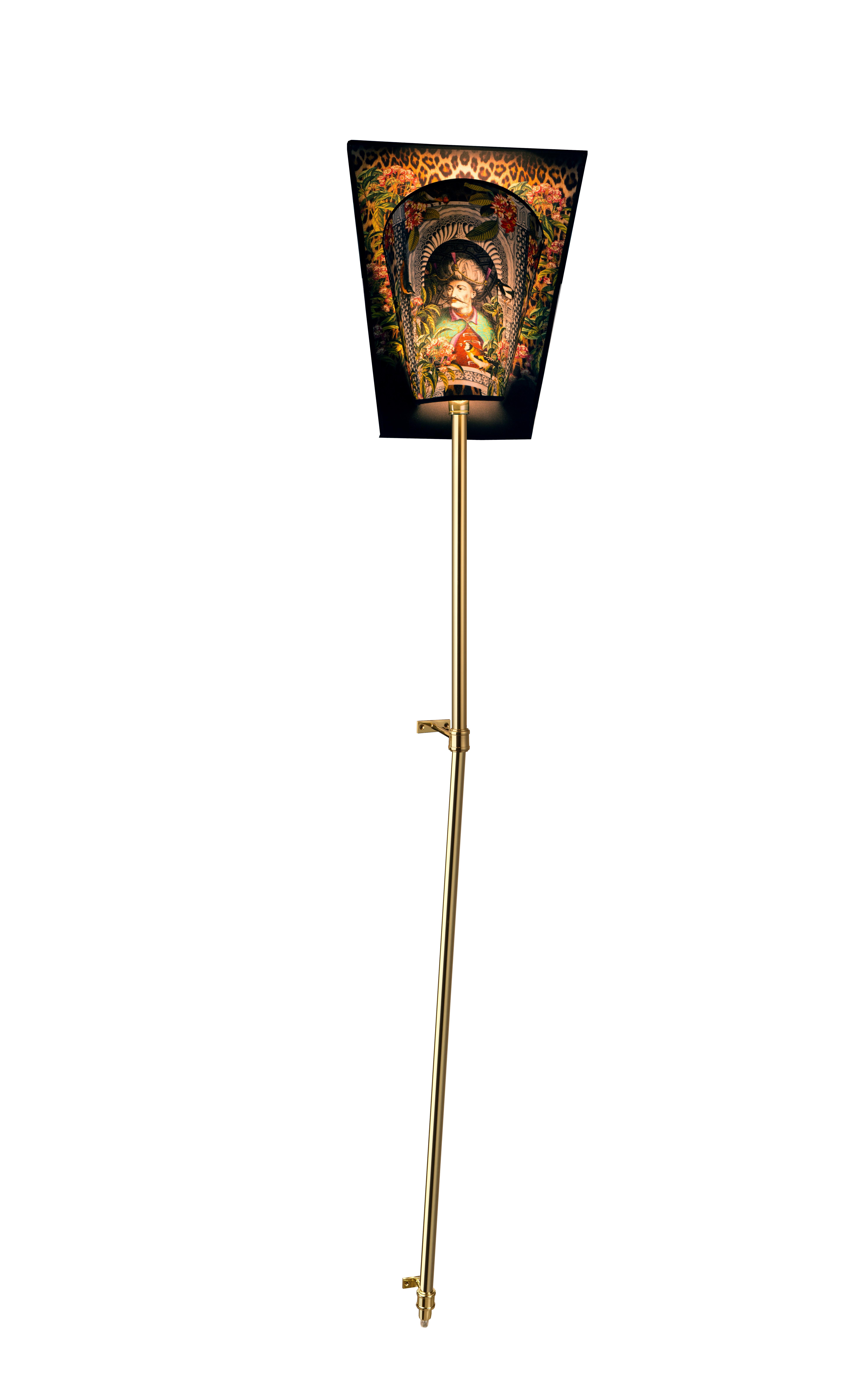 Moderno Set di 2 lampade torciera per ottomani in ottone e seta in vendita