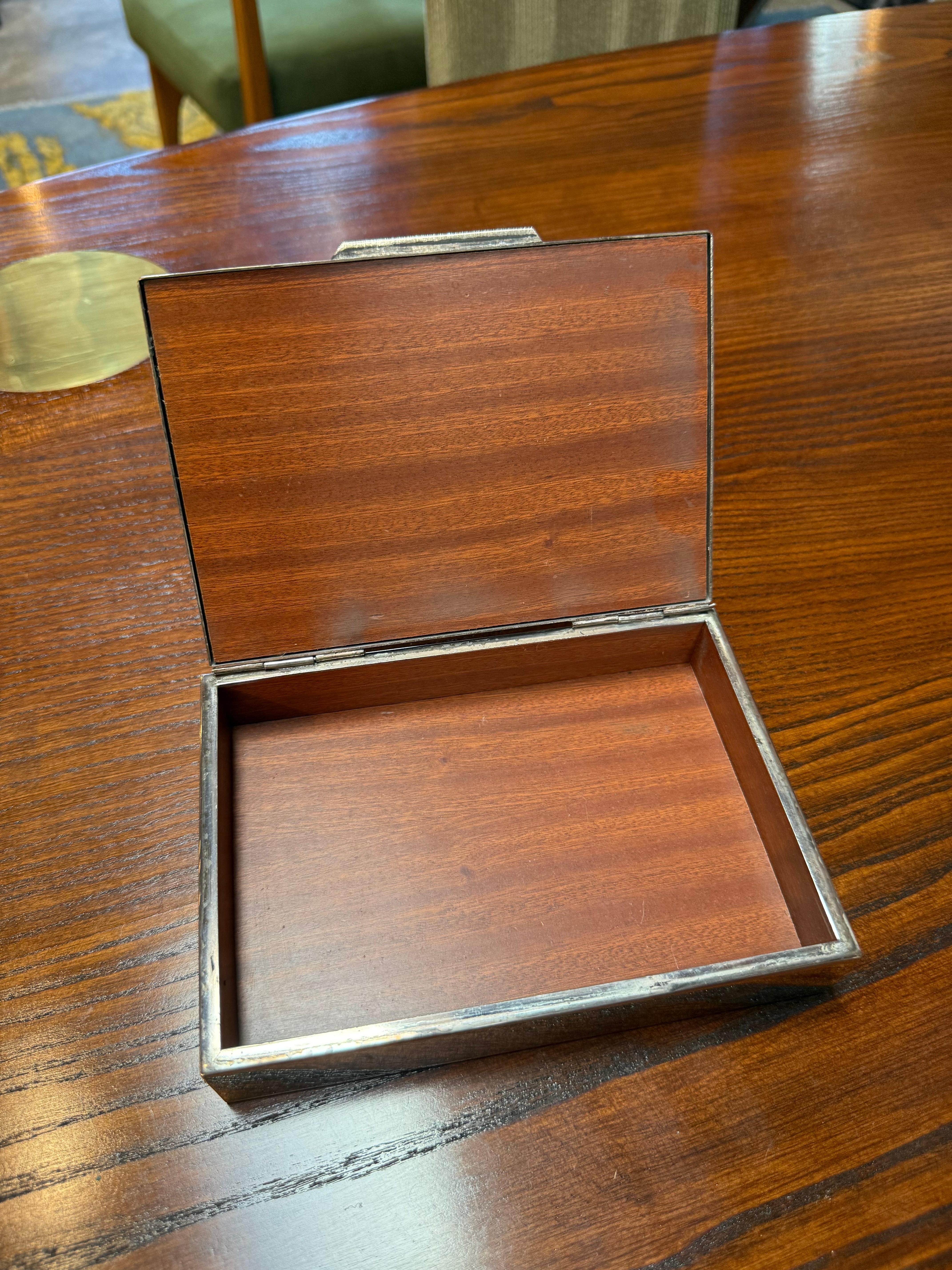 italien Boîte en laiton et argent repoussé avec motif d'oiseau en vente