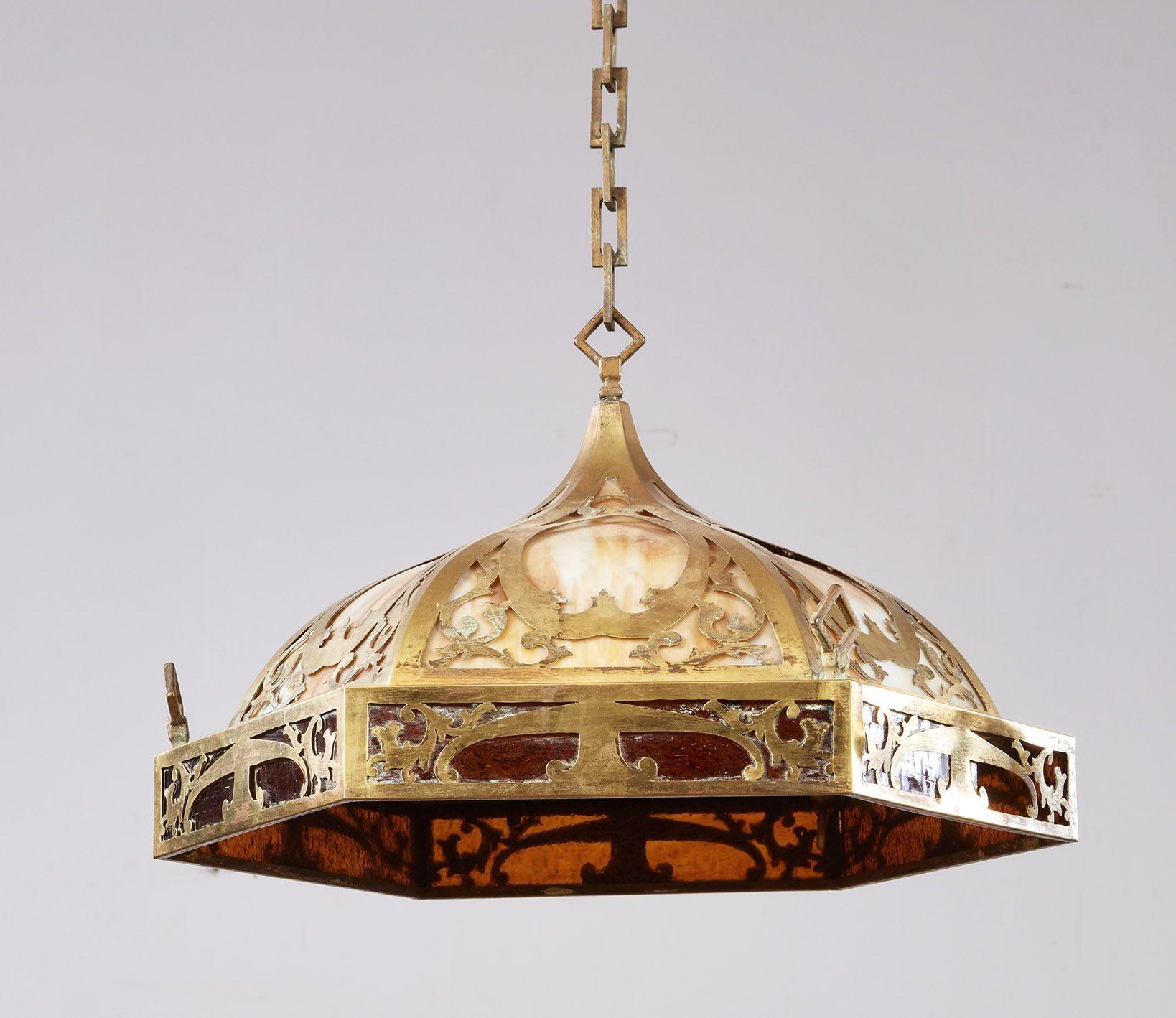 Eine Arts & Crafts-Hängeleuchte in gewölbter, sechseckiger Form mit ausgeschnittener Messinghaube, die Alabaster- und Rotglasscheiben beherbergt, mit einer maßgefertigten Bronzekette aus ineinandergreifenden geschmiedeten Rechtecken, die an