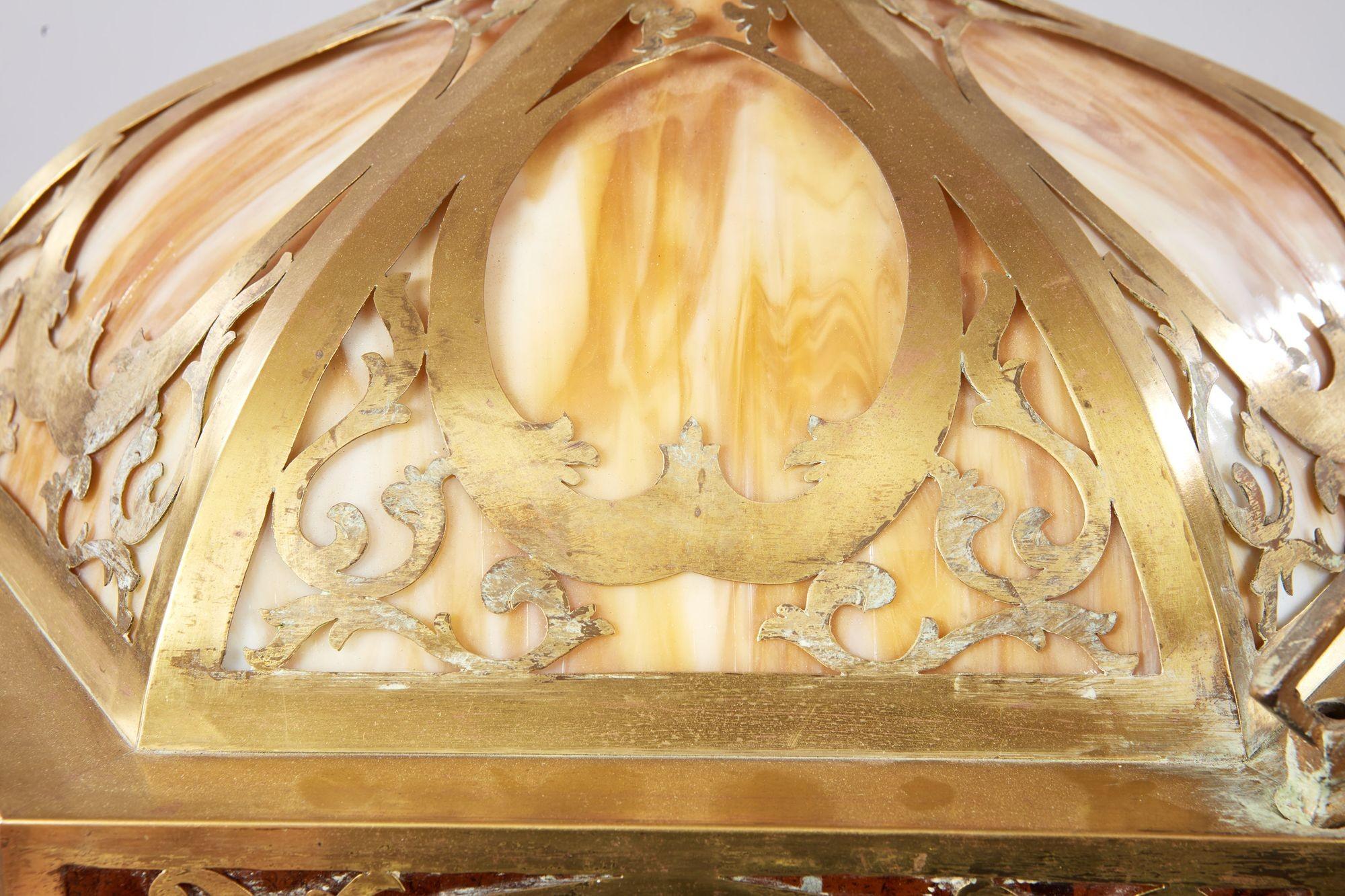 Messing und Schlacke Glas Kunst und Handwerk Pendelleuchte im Zustand „Gut“ im Angebot in Greenwich, CT