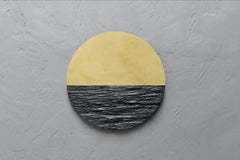 Miroir rond sculpté en laiton doré et ardoise noire de Frederic Saulou