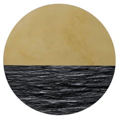 Runder skulpturaler spiegel von Frederic Saulou aus goldmessing und schwarzem schiefer