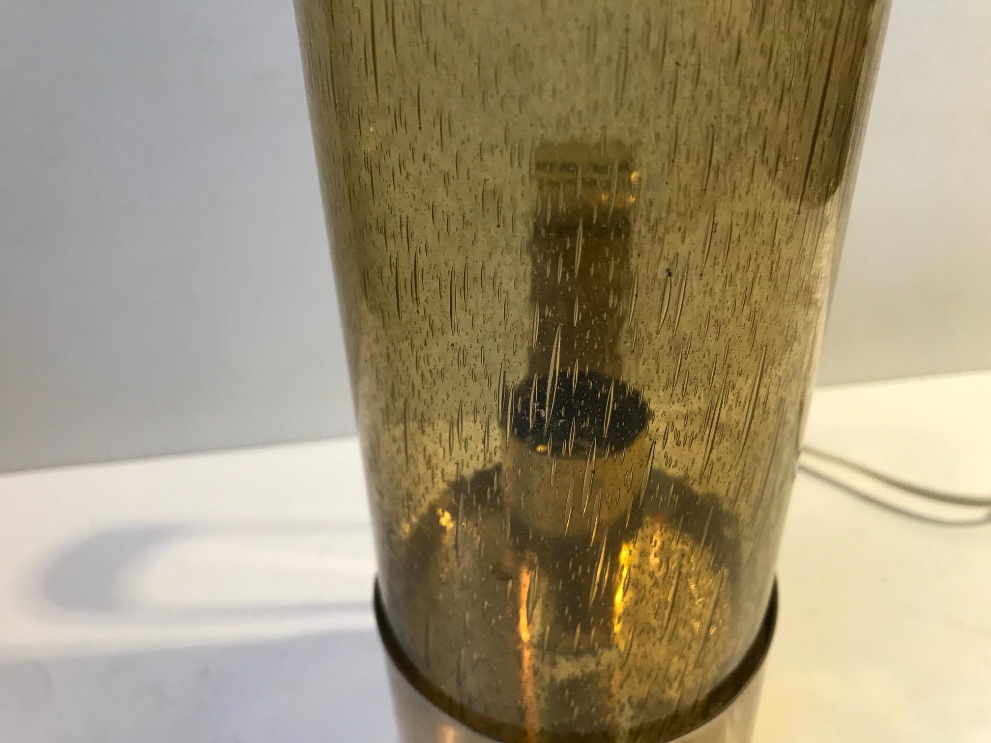 Milieu du XXe siècle Lampe de bureau ou lampe murale en laiton et verre fumé de Nya Oia, Suède, 1970 en vente