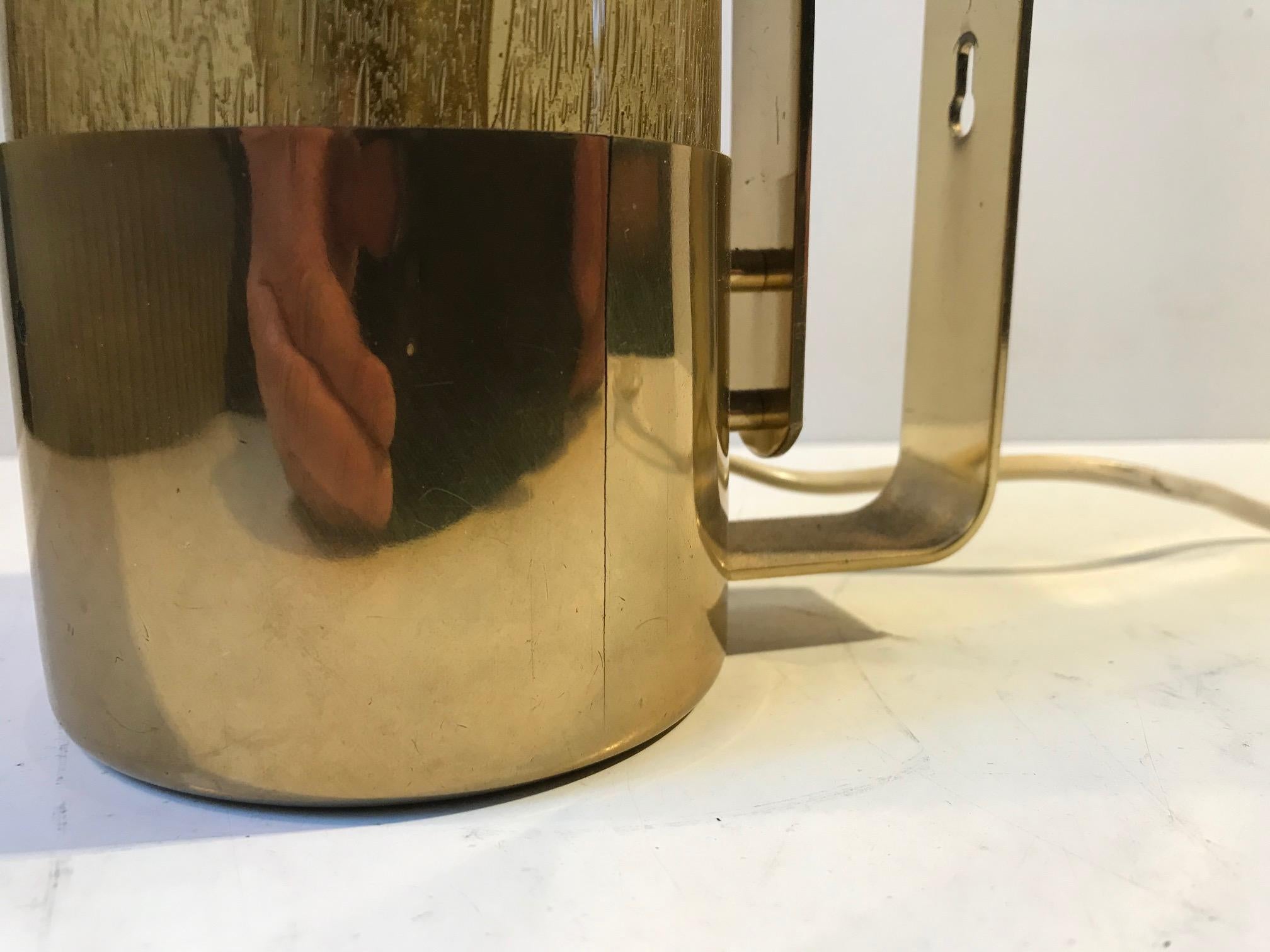 Laiton Lampe de bureau ou lampe murale en laiton et verre fumé de Nya Oia, Suède, 1970 en vente