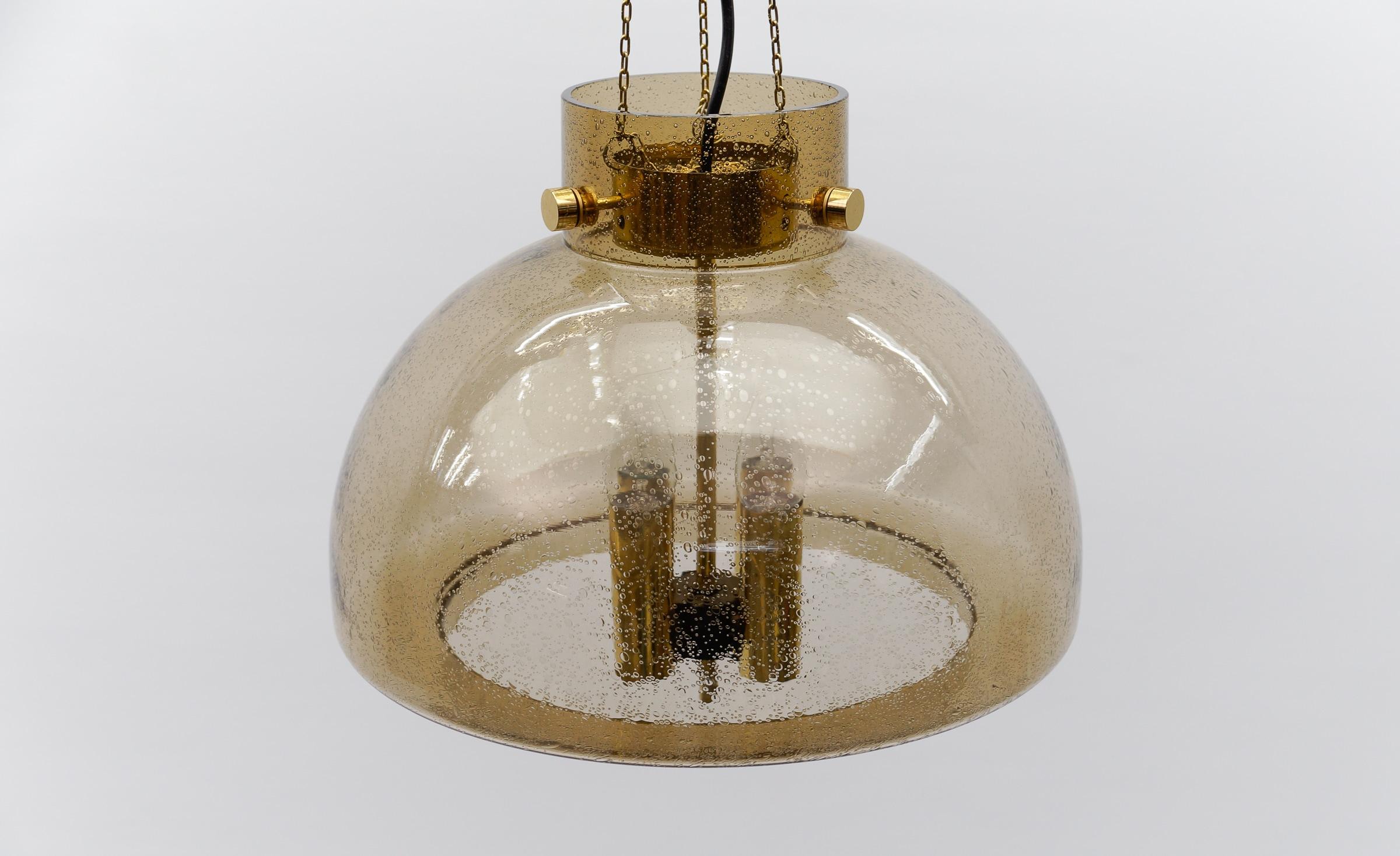 Lampada da soffitto in ottone e vetro fumé di Limburg, Germania, anni '60 in vendita 3