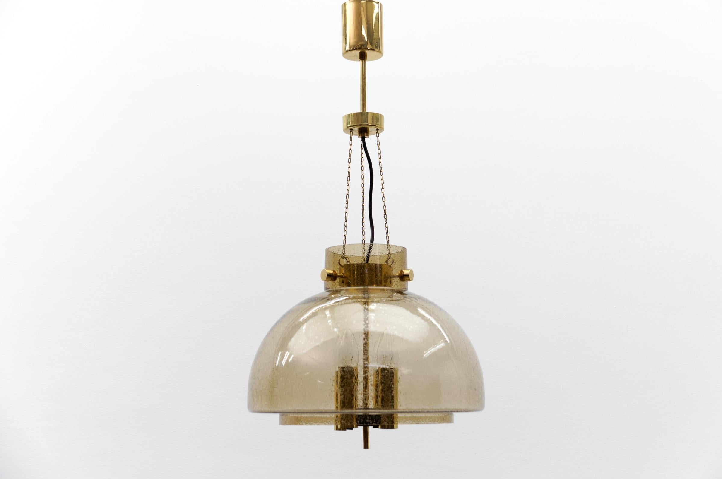 Lampada da soffitto in ottone e vetro fumé di Limburg, Germania, anni '60

L'altezza attualmente impostata della lampada è di 72 cm; l'altezza si regola tramite le catene. L'altezza può comunque essere aumentata di 28 cm.

La lampada è dotata di 4