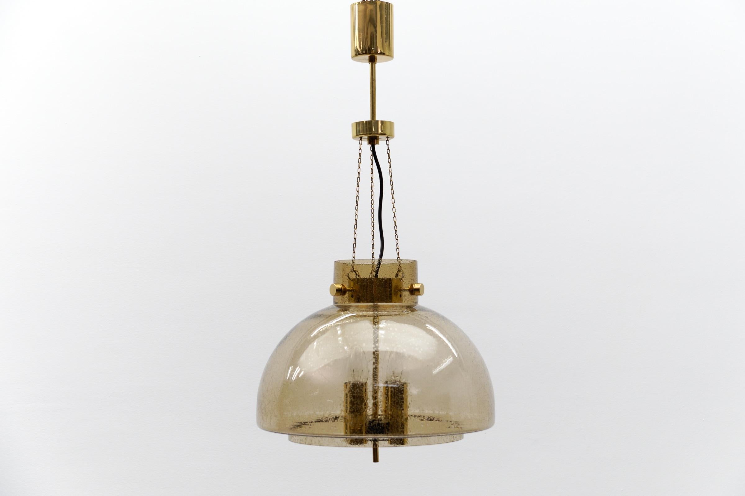 Mid-Century moderno Lampada da soffitto in ottone e vetro fumé di Limburg, Germania, anni '60 in vendita
