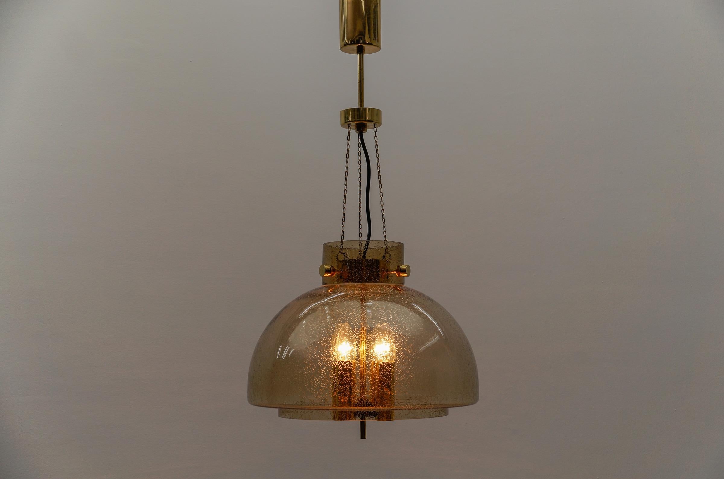 Tedesco Lampada da soffitto in ottone e vetro fumé di Limburg, Germania, anni '60 in vendita