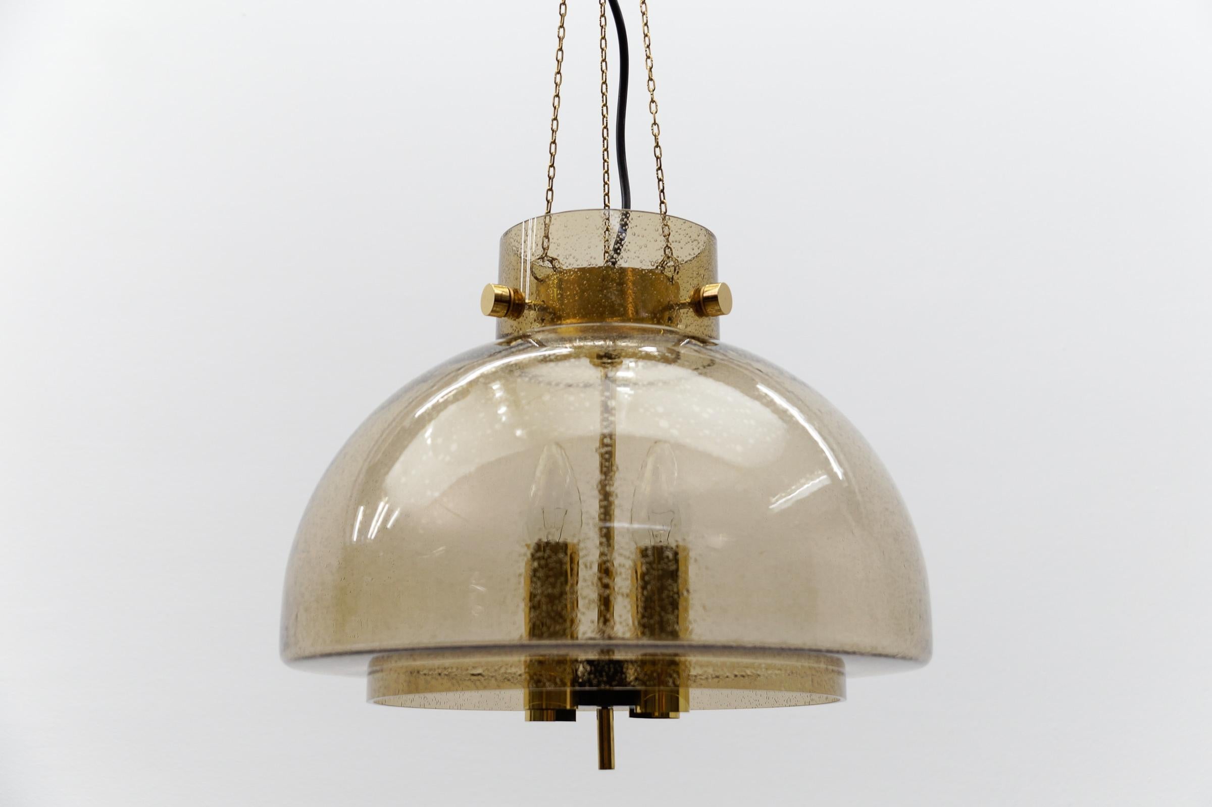 Lampada da soffitto in ottone e vetro fumé di Limburg, Germania, anni '60 In condizioni buone in vendita a Nürnberg, Bayern