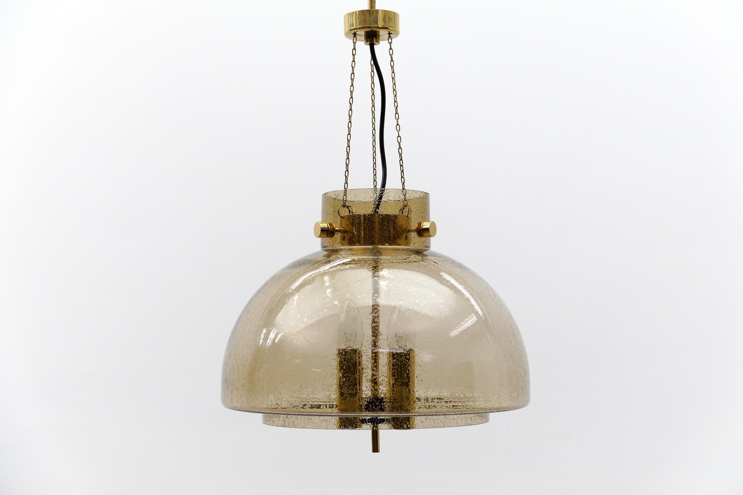 Ottone Lampada da soffitto in ottone e vetro fumé di Limburg, Germania, anni '60 in vendita