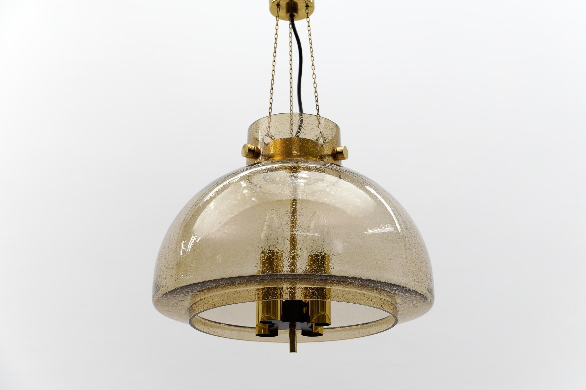 Lampada da soffitto in ottone e vetro fumé di Limburg, Germania, anni '60 in vendita 1