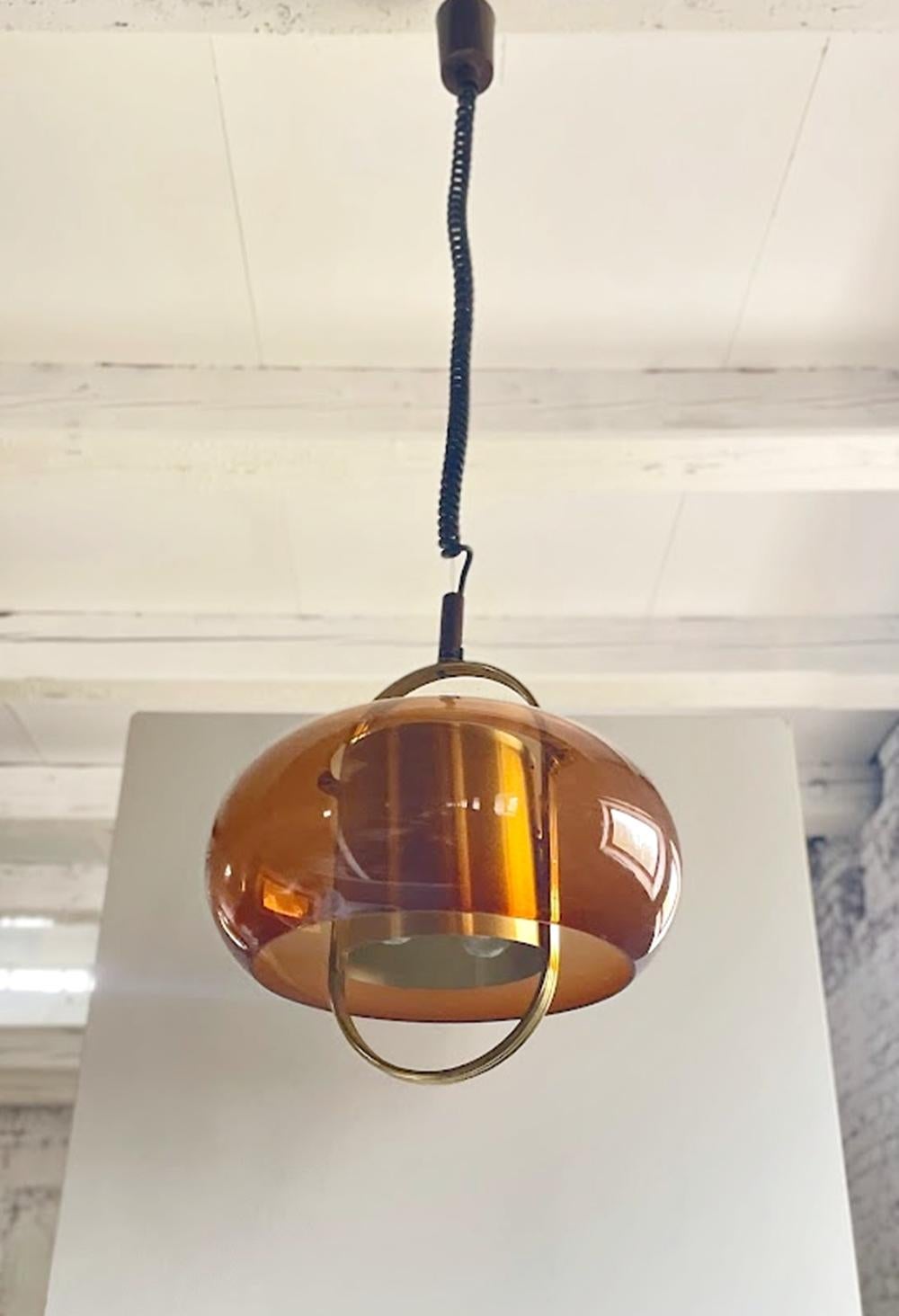 Mid-Century moderno Lampada a sospensione in ottone e vetro fumé di Temde, Germania, anni '70 in vendita