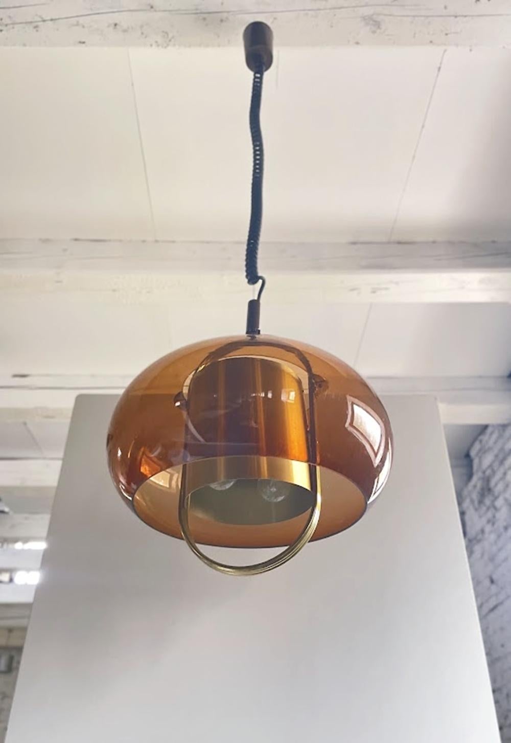 Tedesco Lampada a sospensione in ottone e vetro fumé di Temde, Germania, anni '70 in vendita