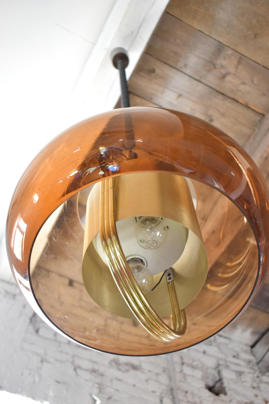 Fine XX secolo Lampada a sospensione in ottone e vetro fumé di Temde, Germania, anni '70 in vendita