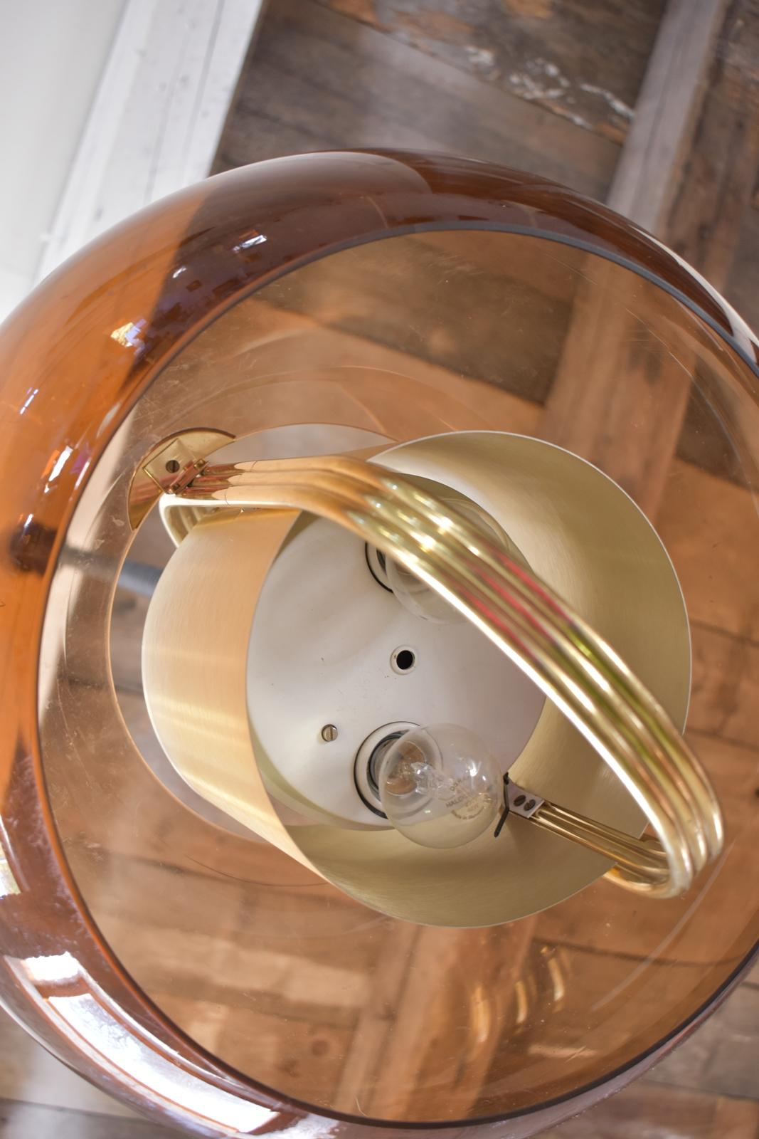 Ottone Lampada a sospensione in ottone e vetro fumé di Temde, Germania, anni '70 in vendita