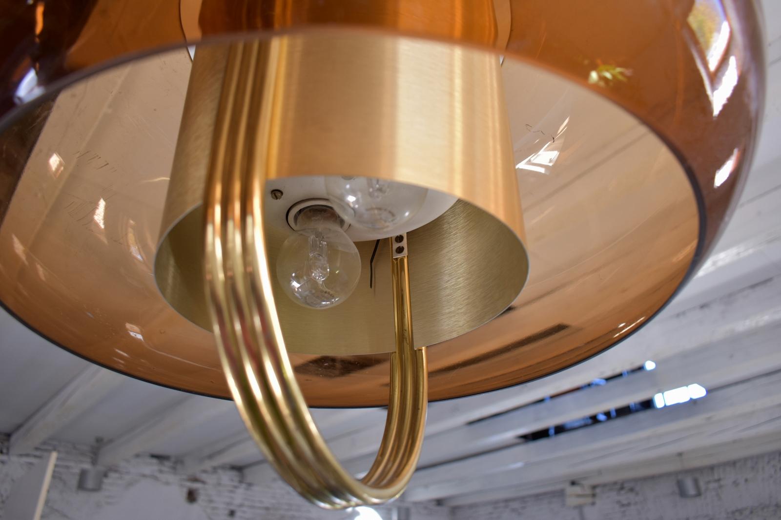 Lampada a sospensione in ottone e vetro fumé di Temde, Germania, anni '70 in vendita 1