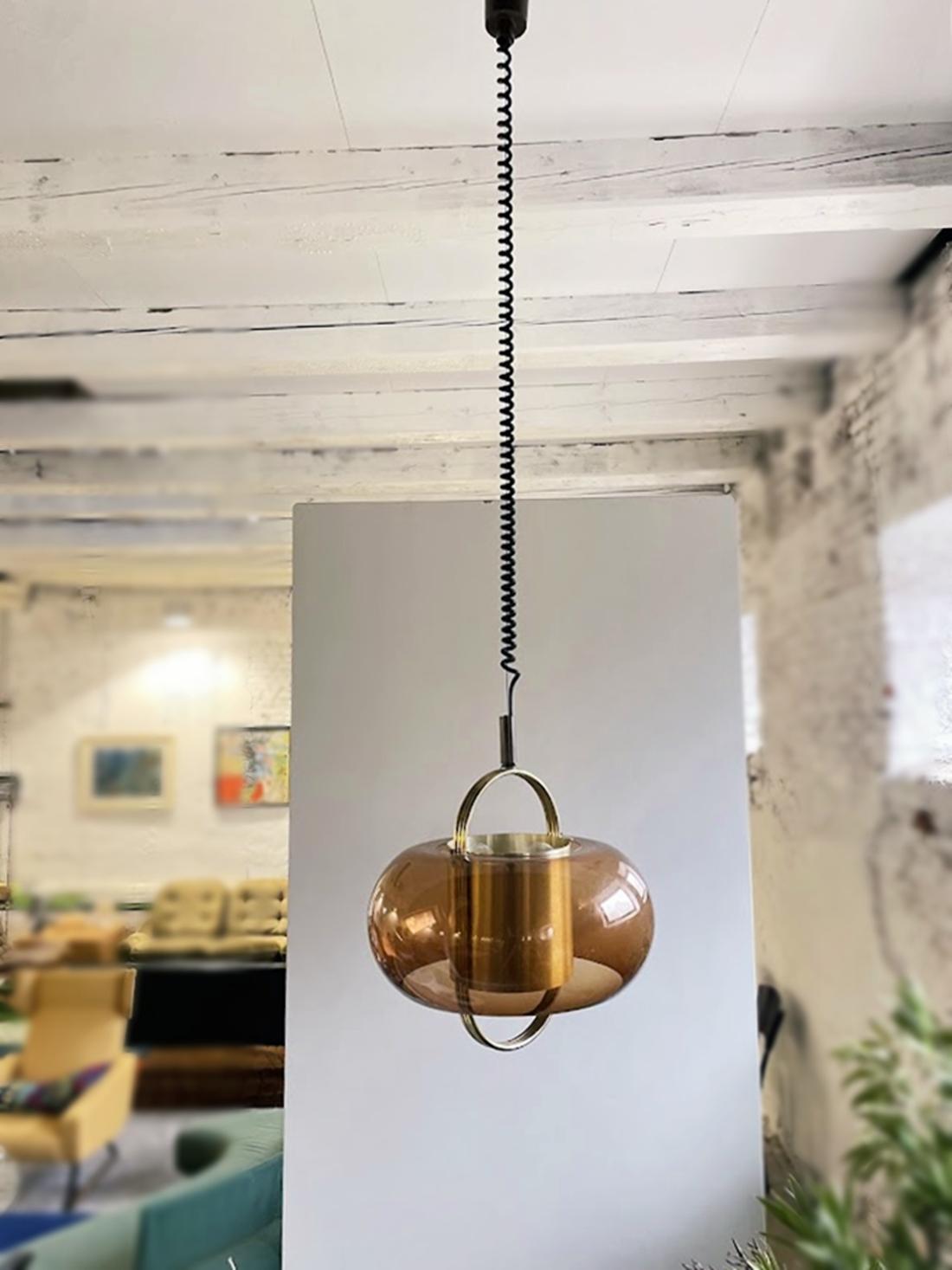 Lampada a sospensione in ottone e vetro fumé di Temde, Germania, anni '70 in vendita 2