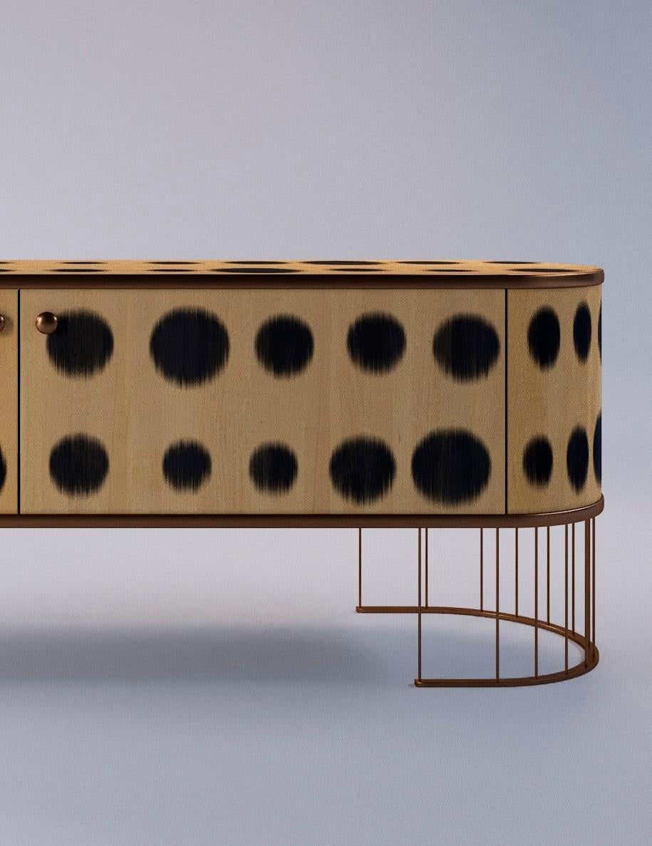 Postmoderno Credenza Bugs in ottone e legno massiccio di PANOPTIKUM COLLECTIONS in vendita