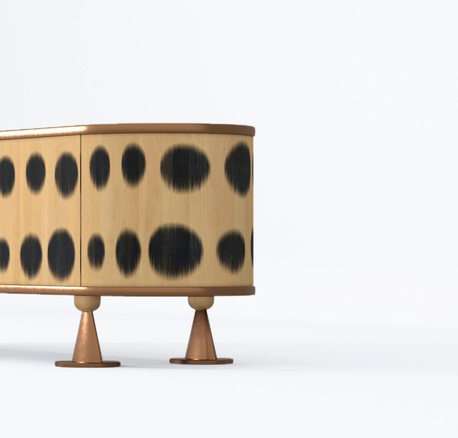 Postmoderno Credenza Bugs in ottone e legno massiccio di PANOPTIKUM COLLECTIONS in vendita