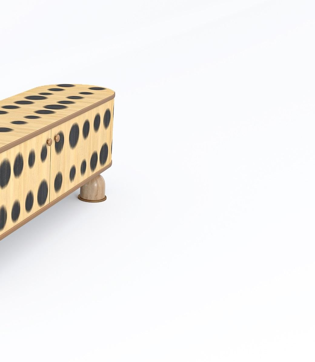 Postmoderno Credenza Bugs in ottone e legno massiccio di PANOPTIKUM COLLECTIONS in vendita