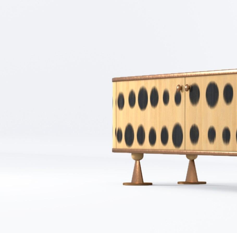 Ucraino Credenza Bugs in ottone e legno massiccio di PANOPTIKUM COLLECTIONS in vendita