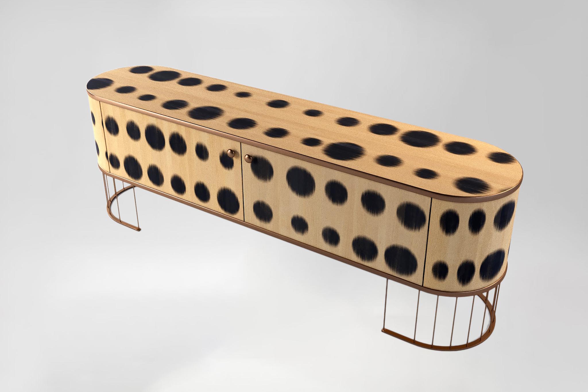 Impiallacciato Credenza Bugs in ottone e legno massiccio di PANOPTIKUM COLLECTIONS in vendita