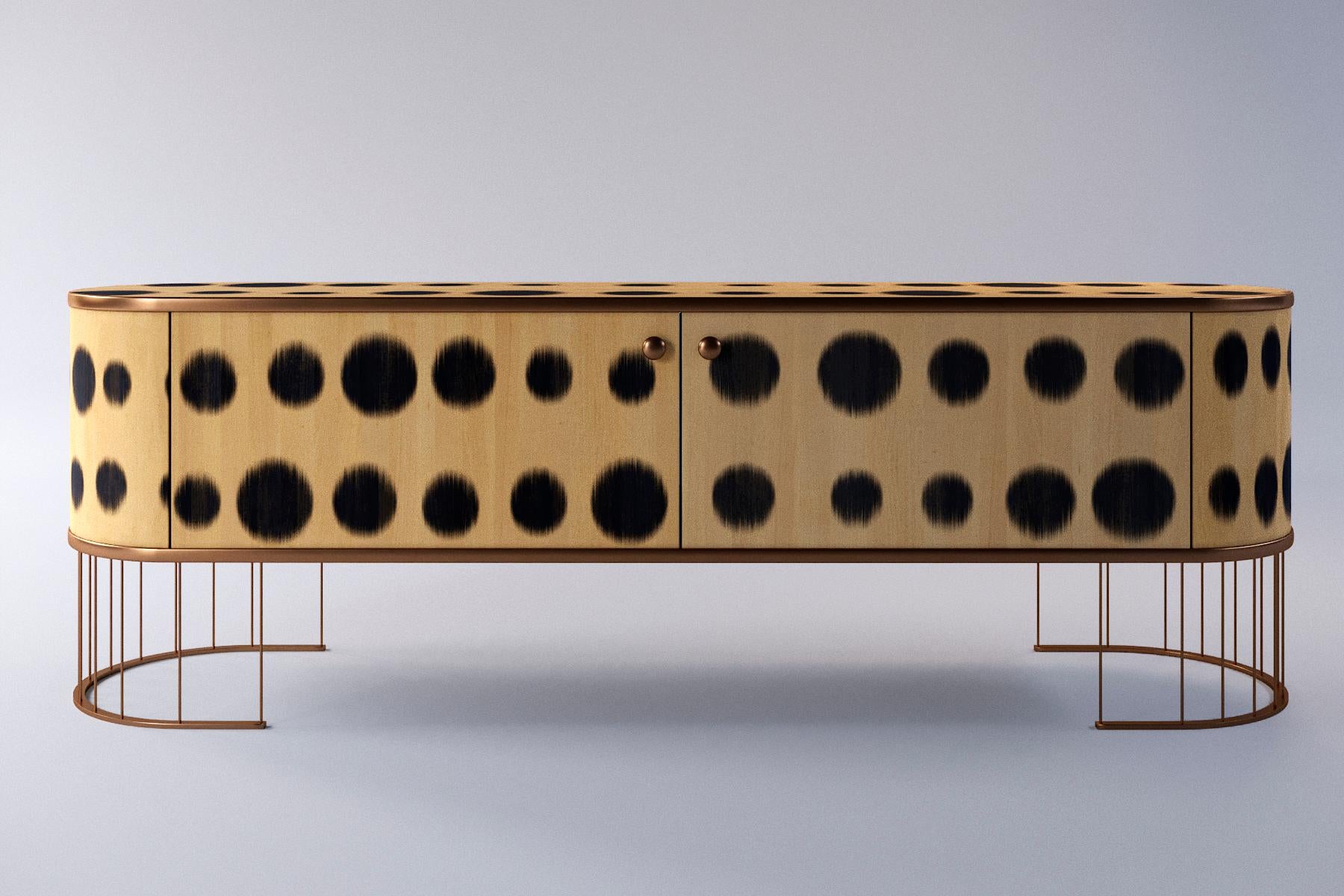 XXI secolo e contemporaneo Credenza Bugs in ottone e legno massiccio di PANOPTIKUM COLLECTIONS in vendita