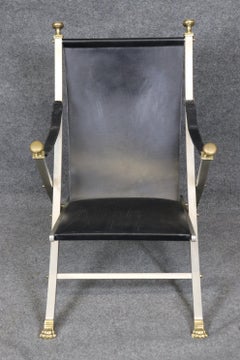 Silla de campaña de cuero plegable de latón y acero atribuida a Maison Jansen