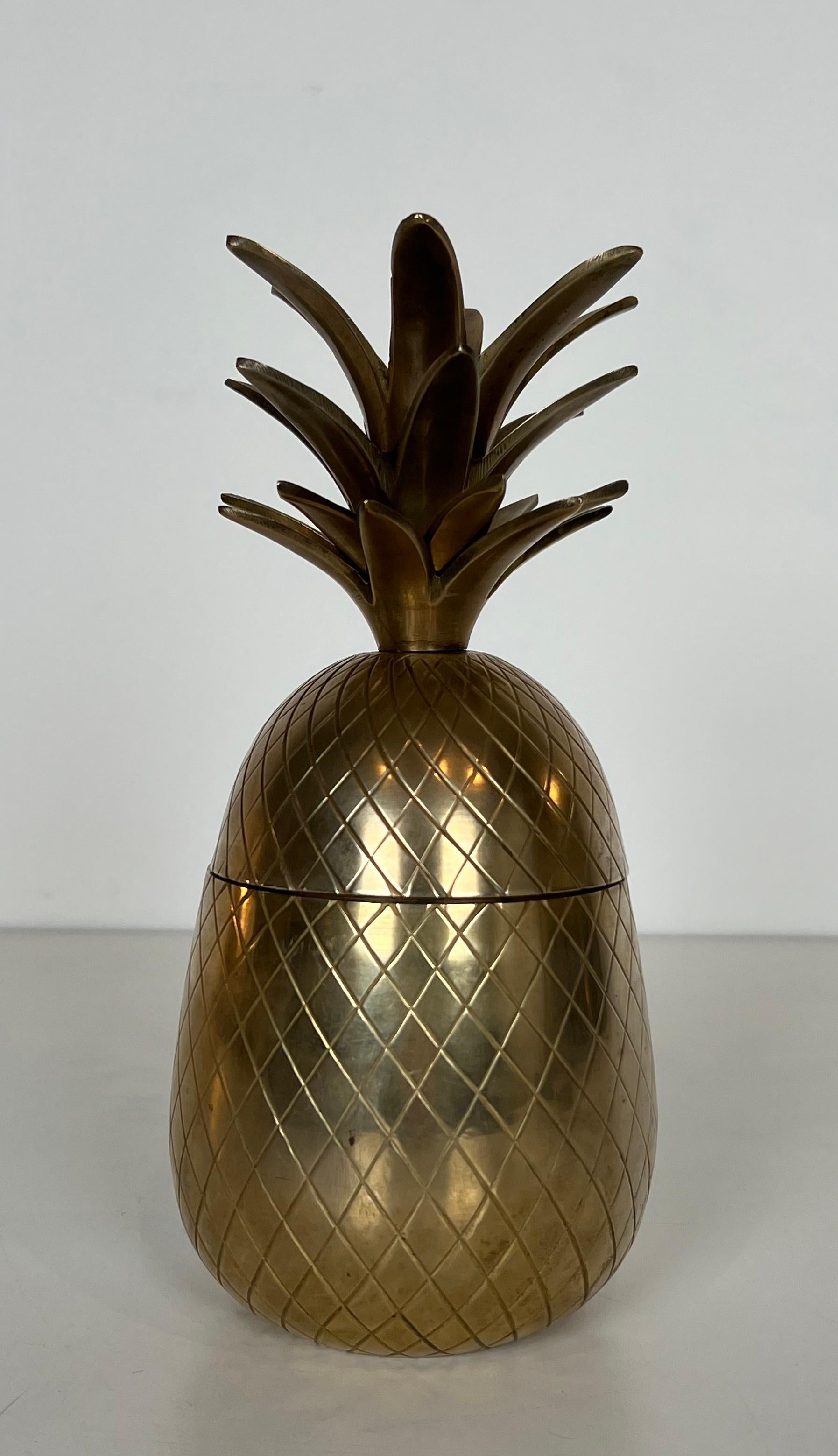 Dieser schöne Ananas-Eiskübel ist aus Messing und Stahl gefertigt. Dies ist ein französisches Werk. CIRCA 1970