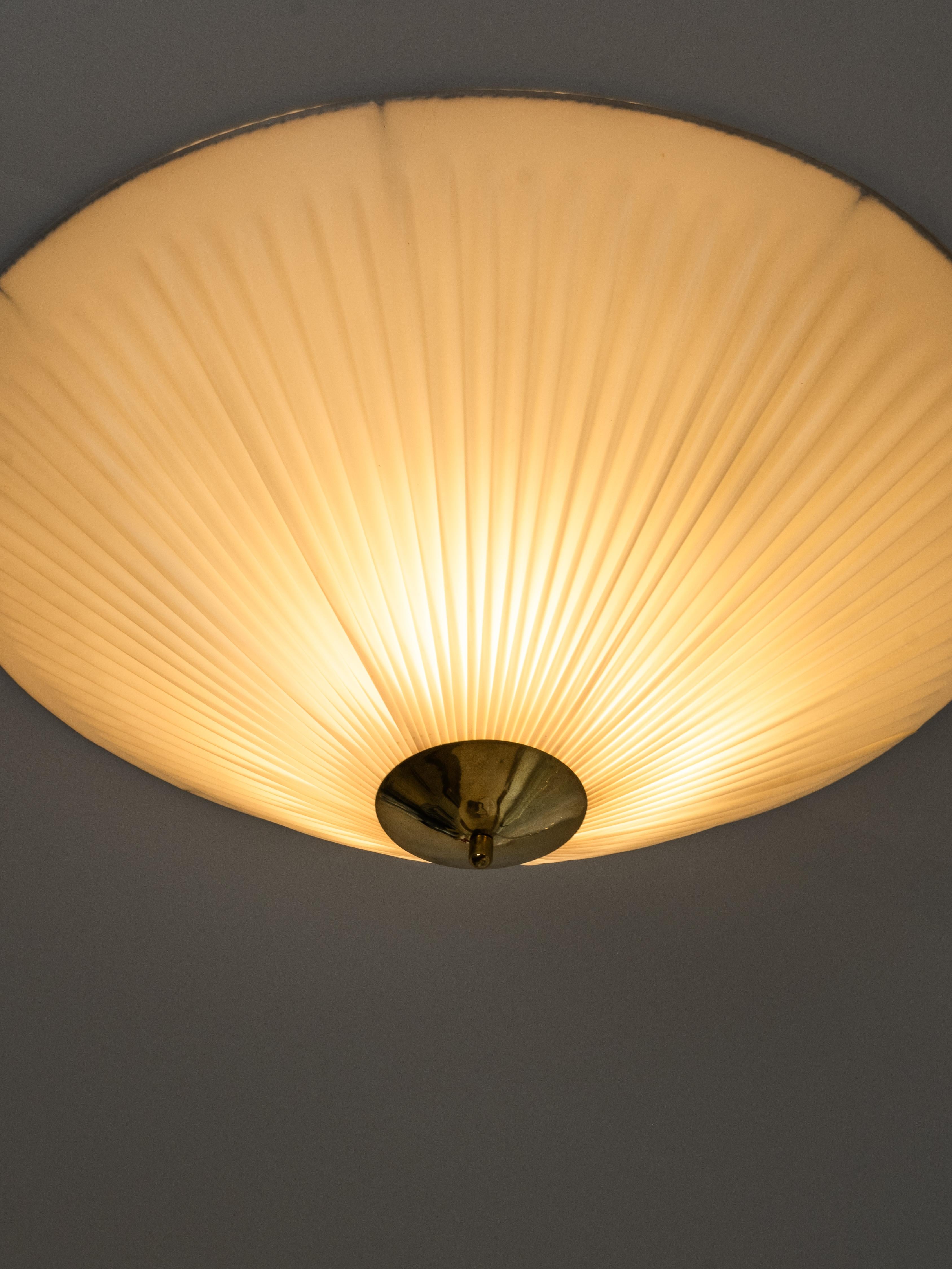 Plinthe en laiton et textile synthétique par Valinte, Finlande, années 1950 en vente 6