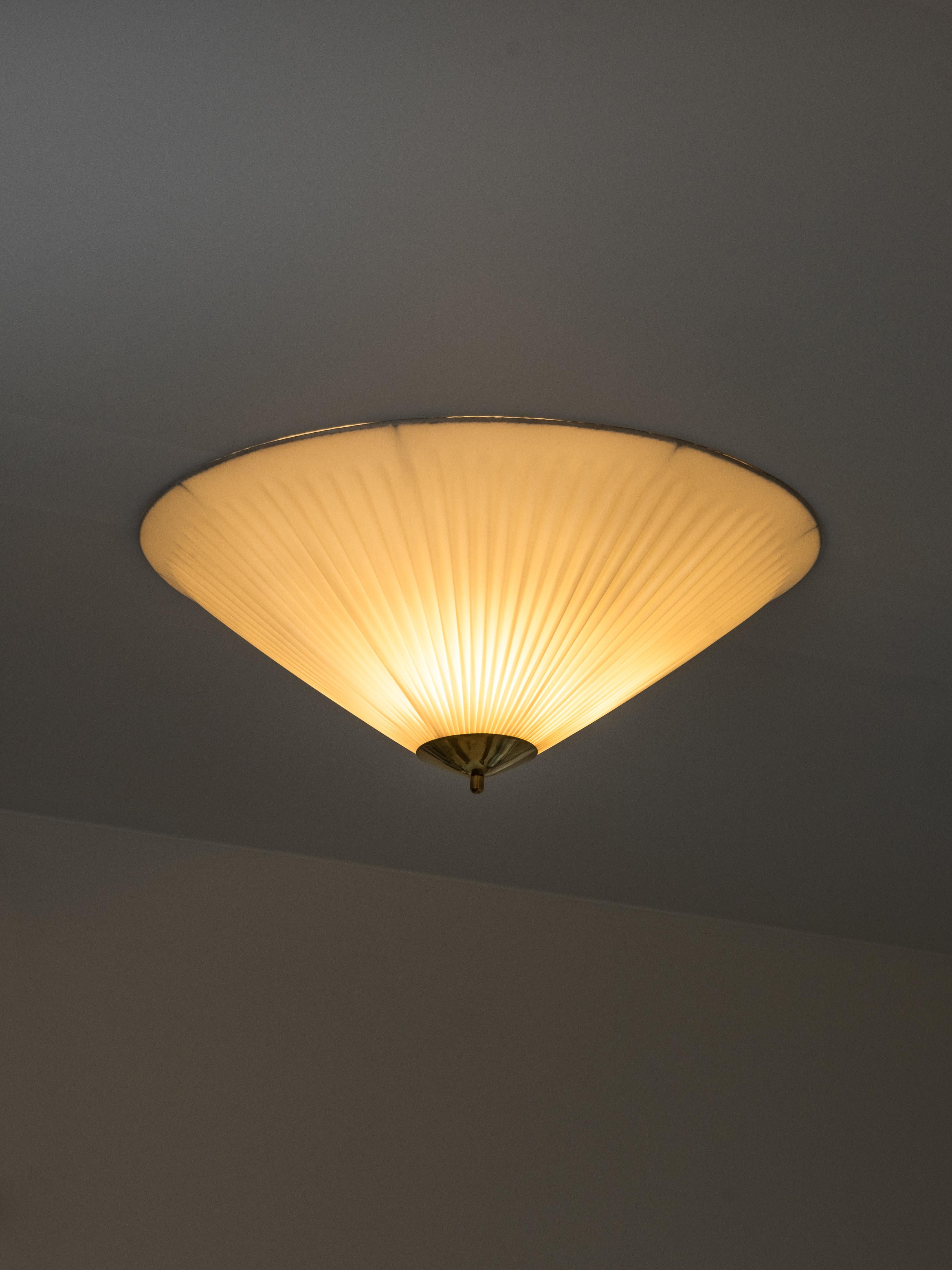 Plinthe en laiton et textile synthétique par Valinte, Finlande, années 1950 en vente 7