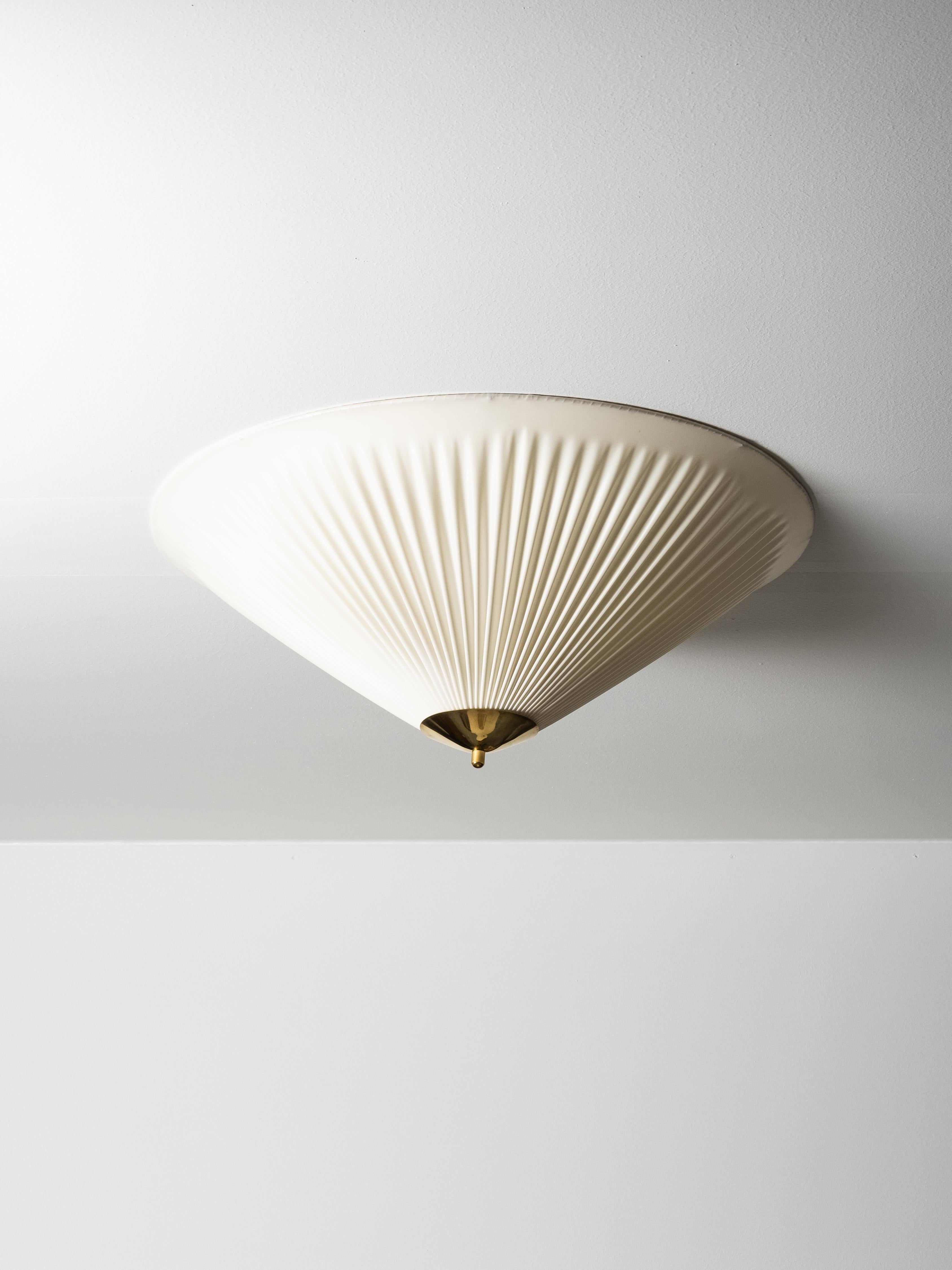 Scandinave moderne Plinthe en laiton et textile synthétique par Valinte, Finlande, années 1950 en vente