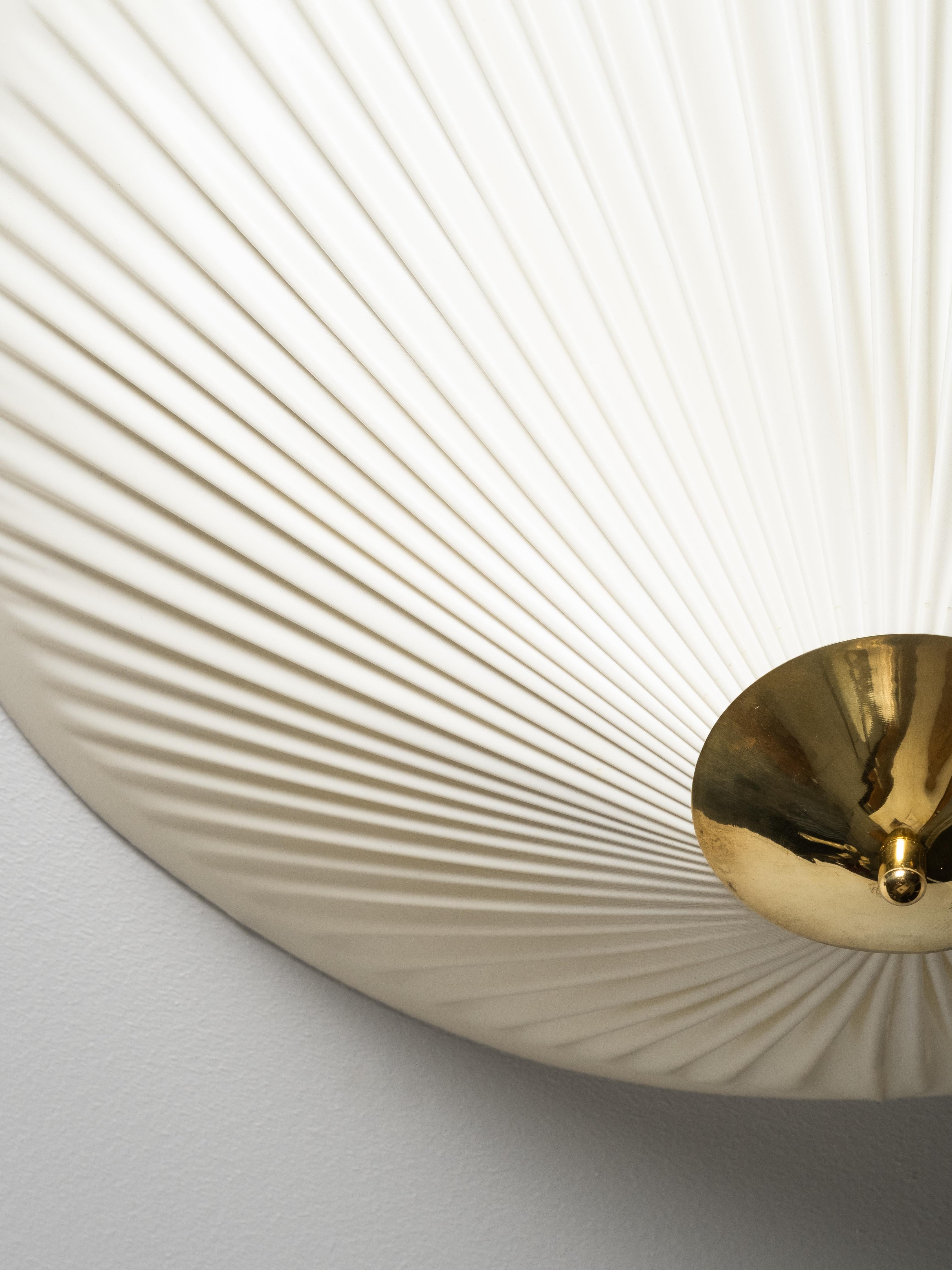 Plinthe en laiton et textile synthétique par Valinte, Finlande, années 1950 en vente 1