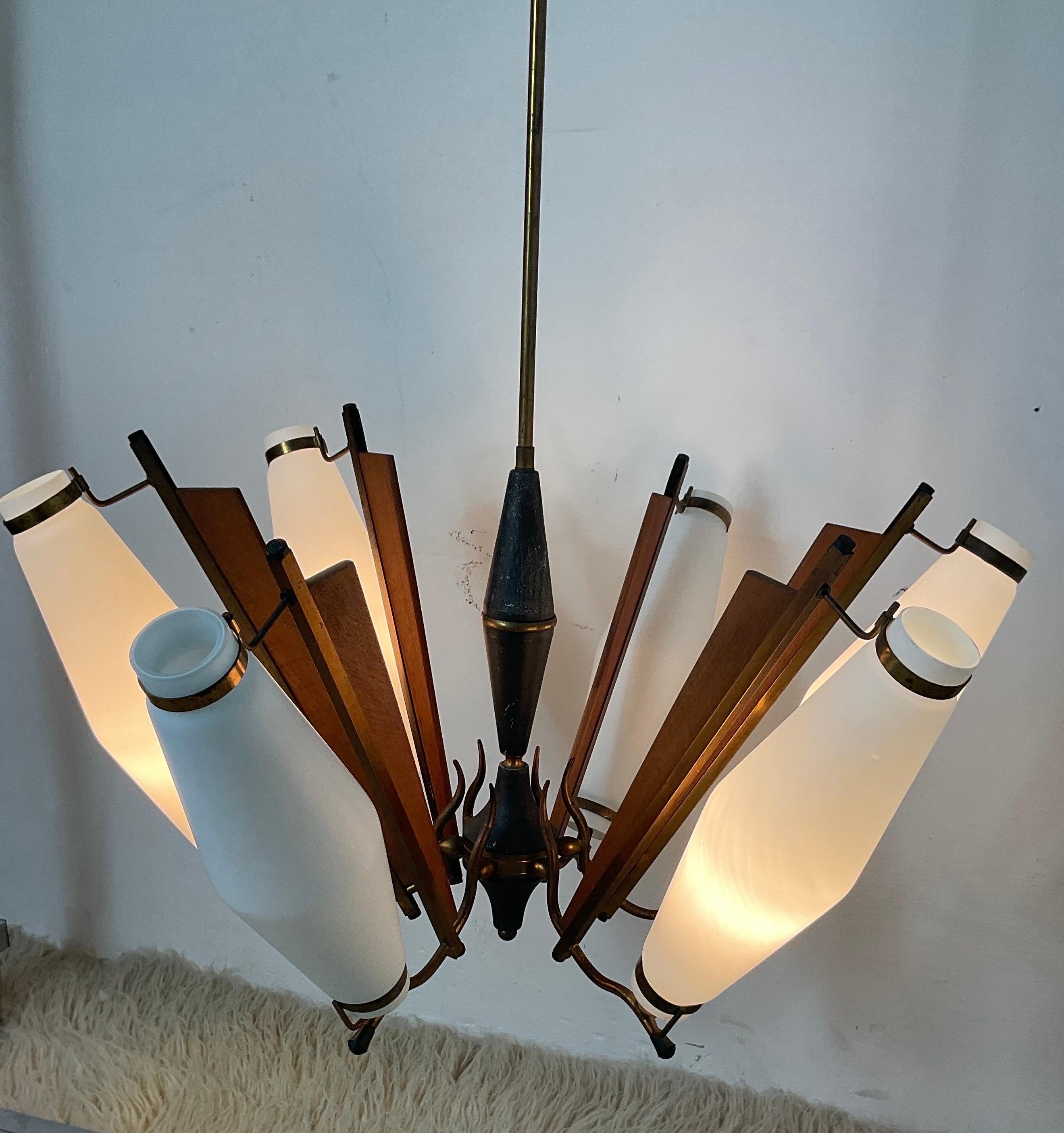 60s chandelier with 5 lights in the style of Stilnovo, teak and brass with opal white glass, good condition