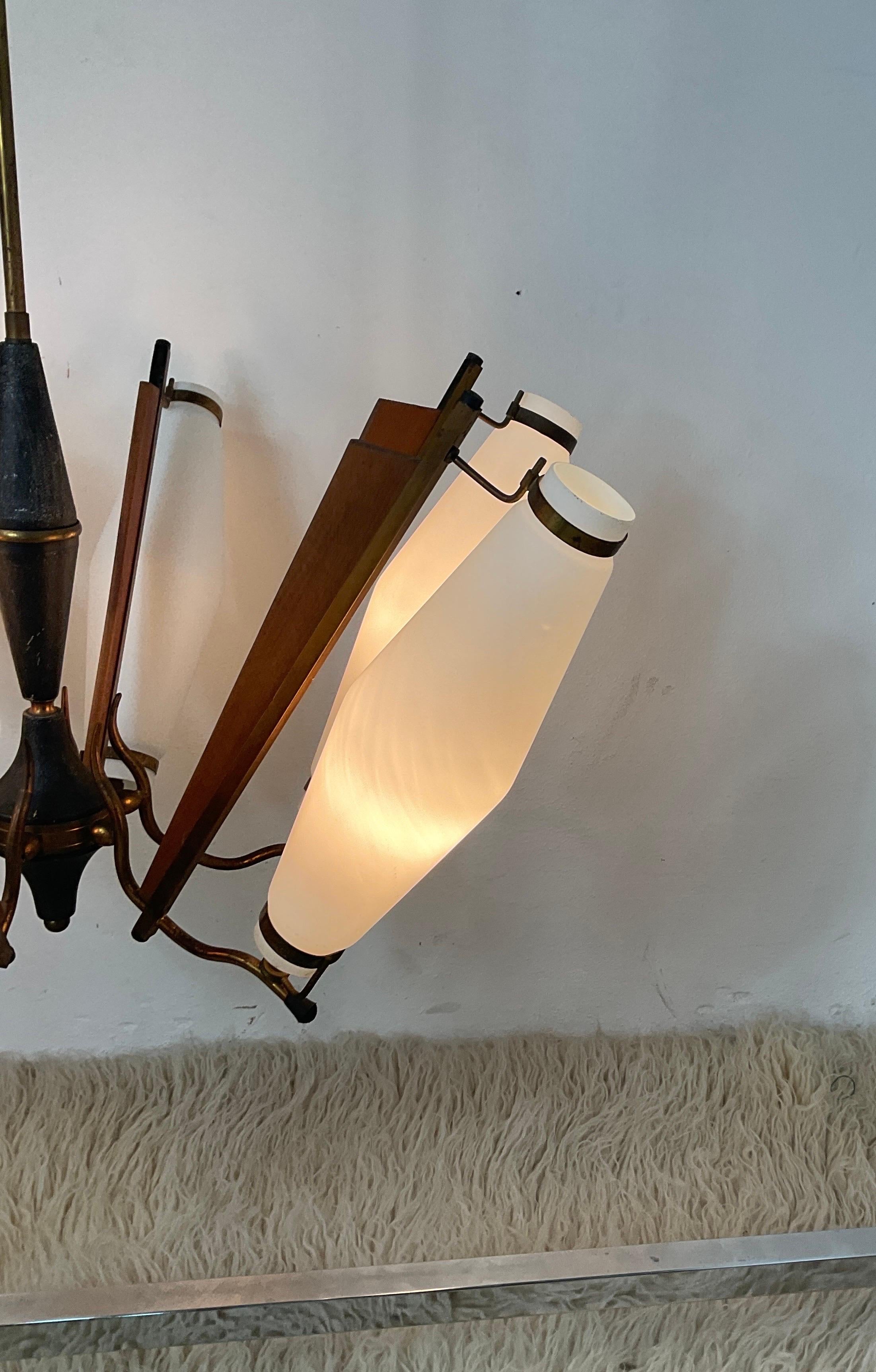Brass and teak chandelier attributable stilnovo of the 60s In Good Condition For Sale In Catania, IT