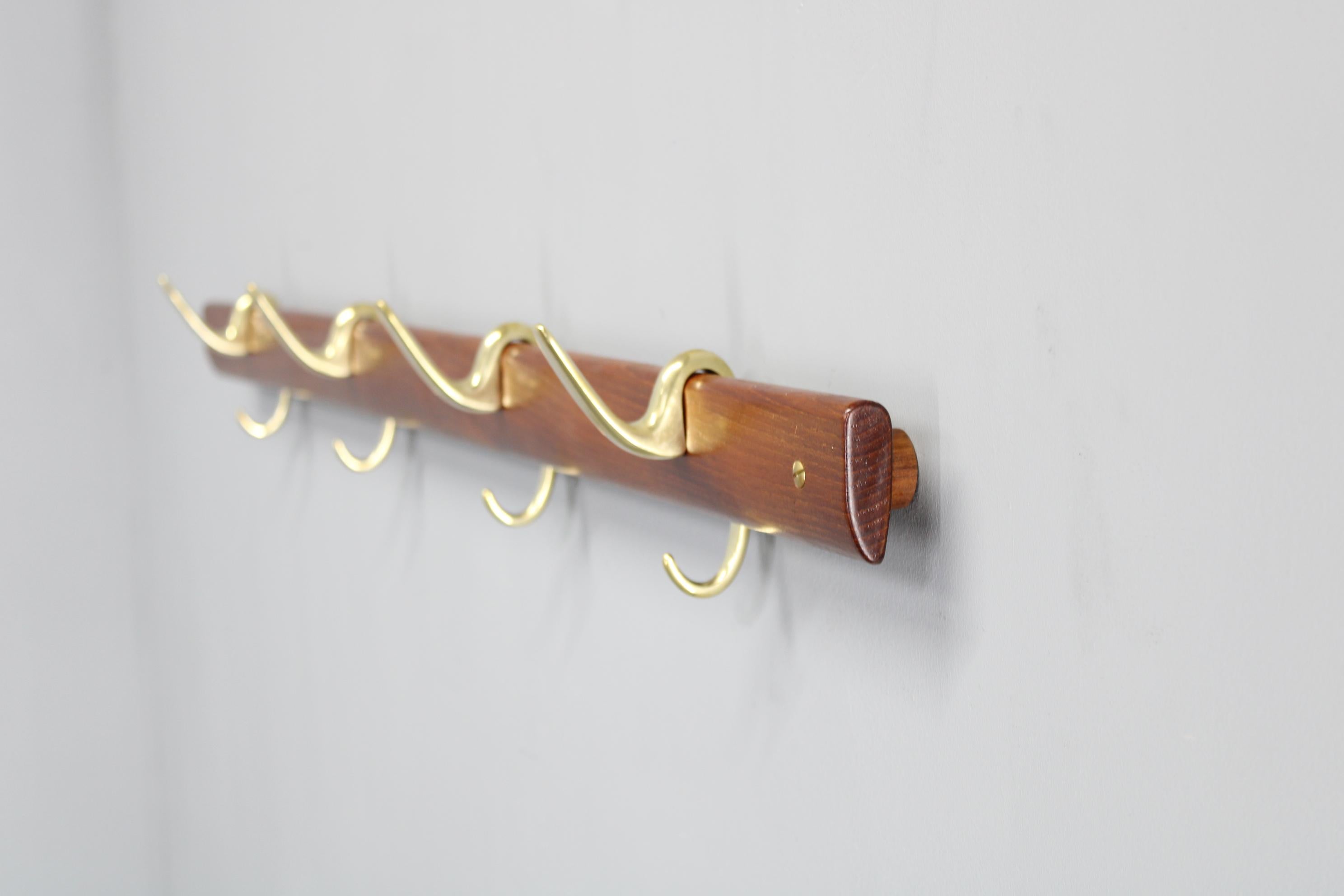 Art Déco Appendiabiti in ottone e teak di Carl Auböck per Illums Bolighus, Danimarca, anni '50 - in vendita