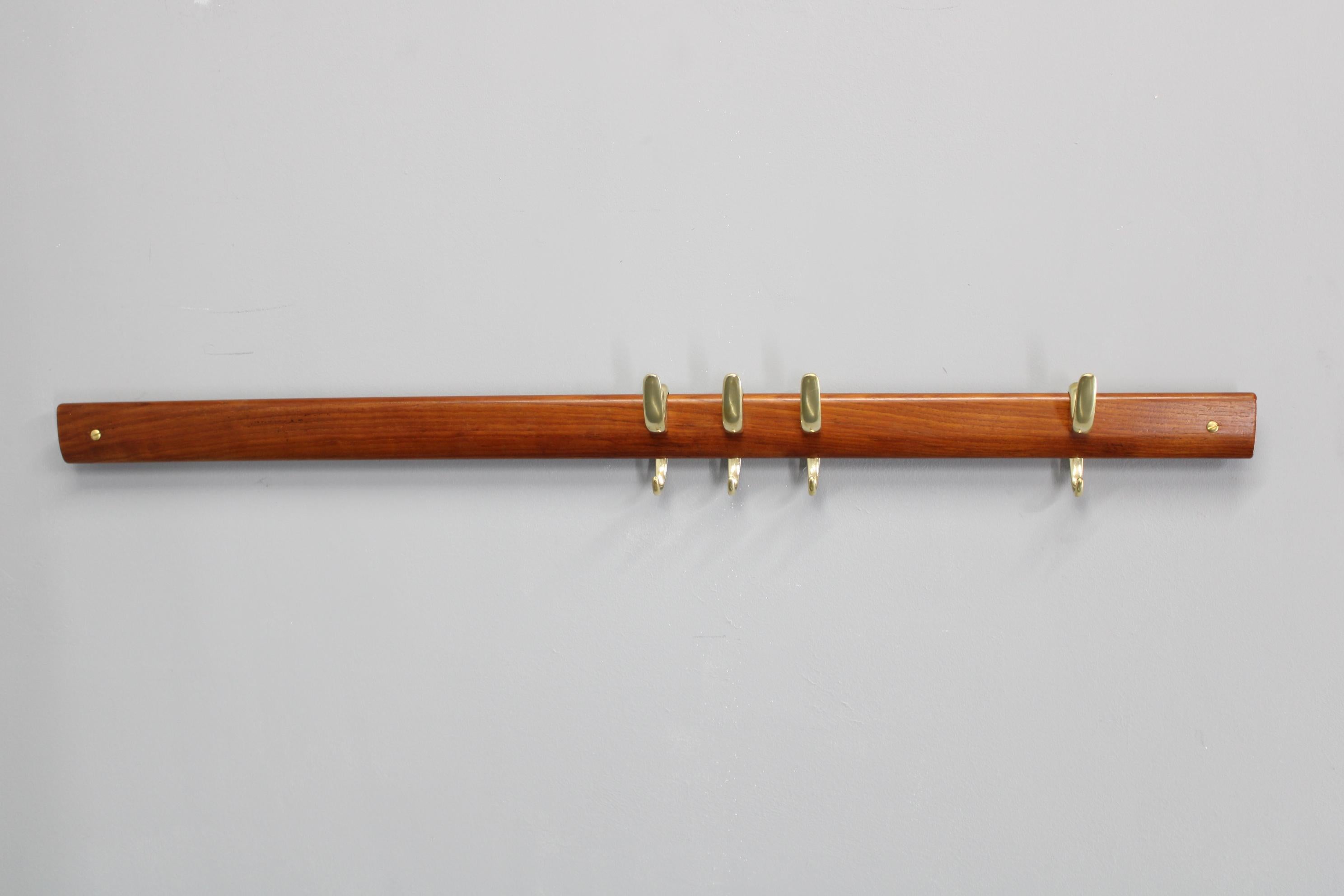 Ottone Appendiabiti in ottone e teak di Carl Auböck per Illums Bolighus, Danimarca, anni '50 - in vendita