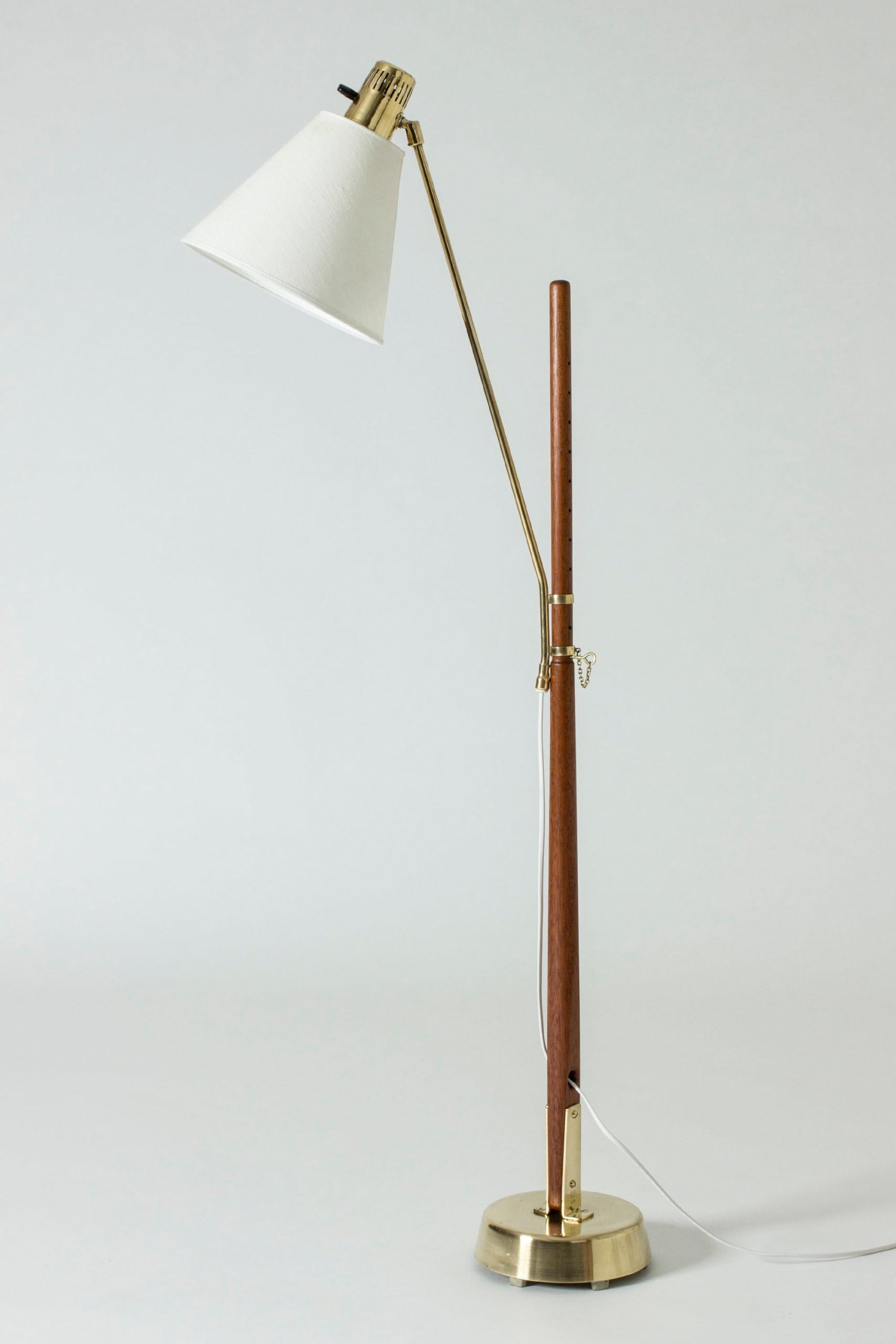 Cool floor lamp by Hans Bergström, made from brass and teak. Adjustable height, elegantly set with a brass key that is attached with a decorative chain.

Size: Height 123-153 cm, width 40 cm, depth 25 cm


About Hans Bergström: 
Hans Bergström