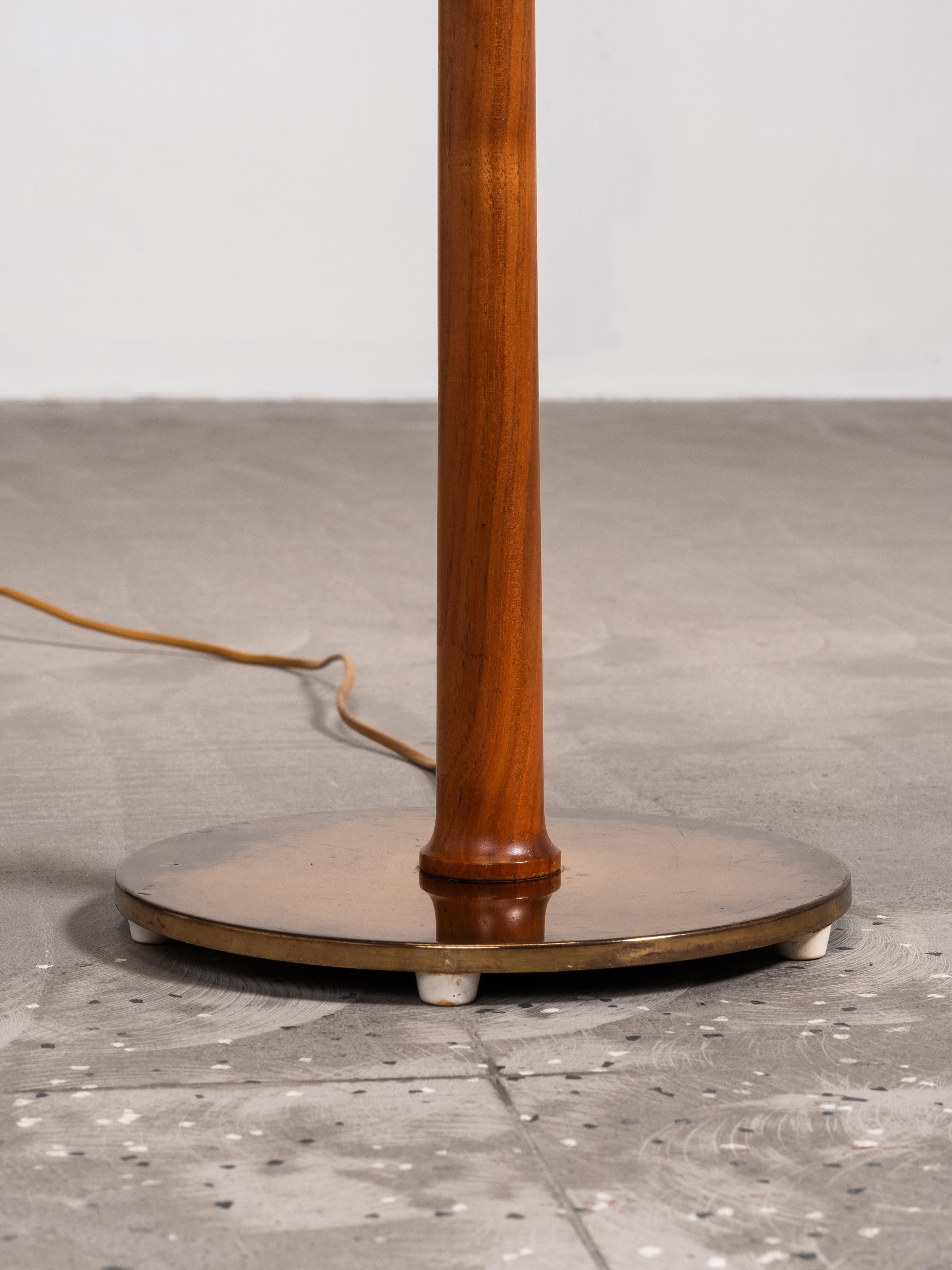Lampadaire en laiton et teck Model G-012 par Eje Ahlgren pour Bergboms, Suède, années 1950 en vente 5