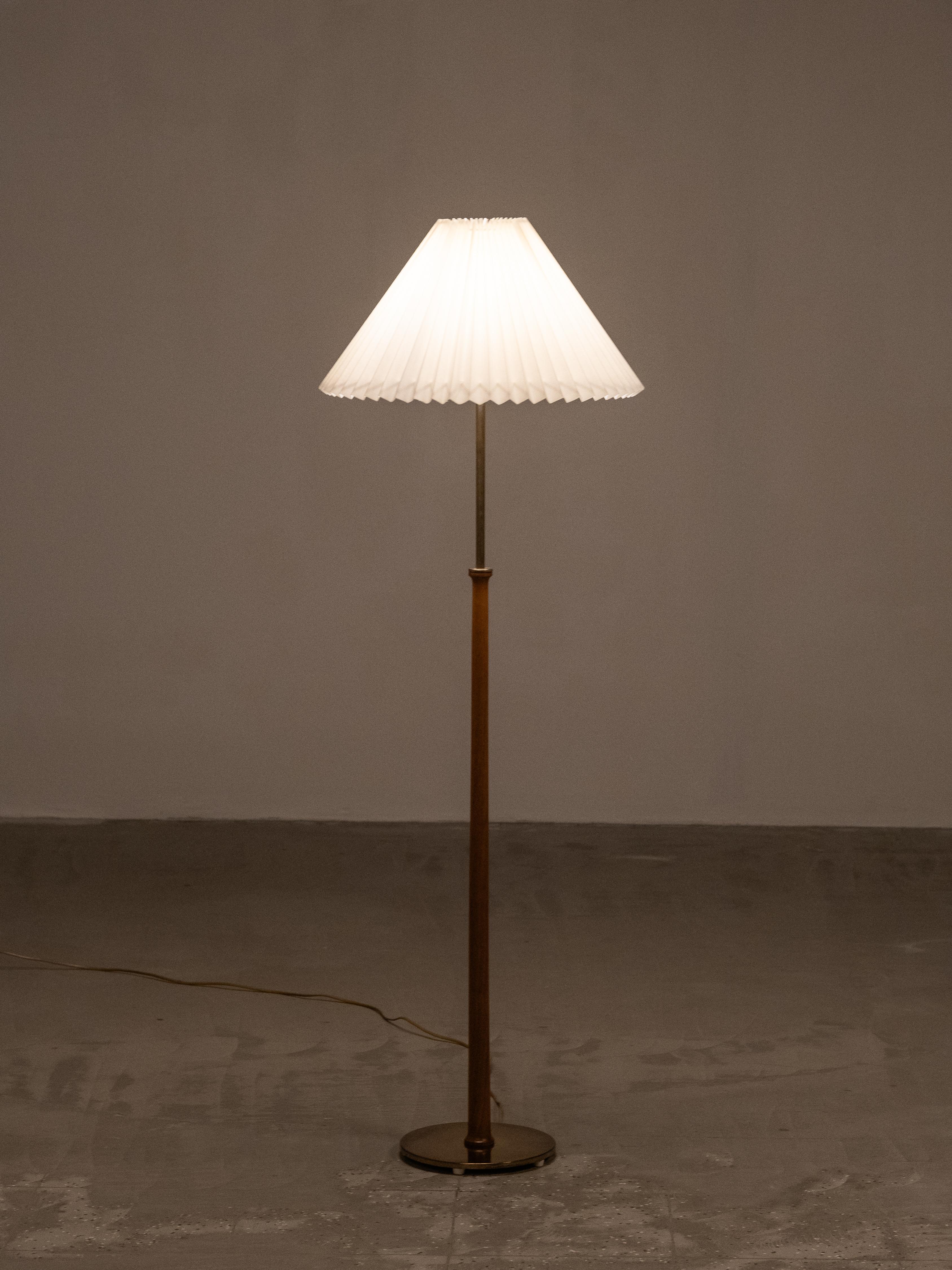 Lampadaire en laiton et teck Model G-012 par Eje Ahlgren pour Bergboms, Suède, années 1950 en vente 6