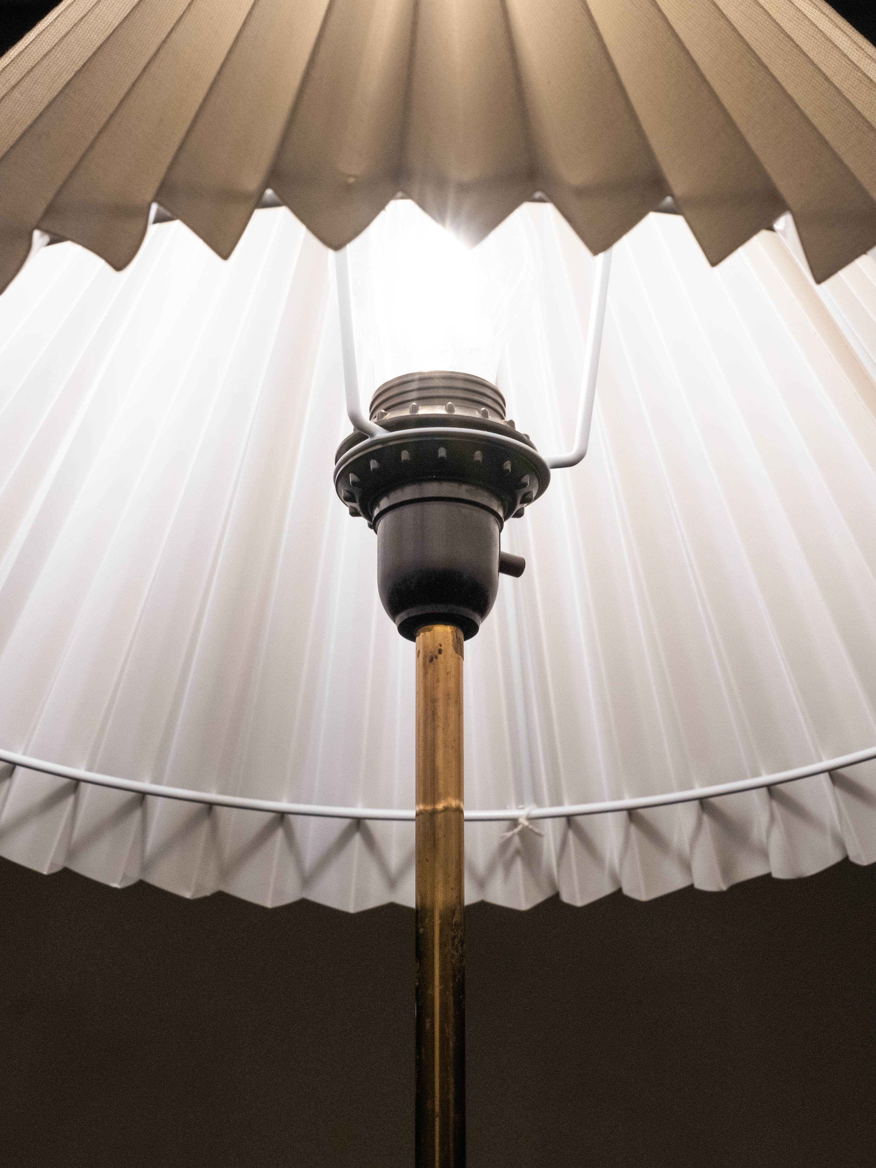 Lampadaire en laiton et teck Model G-012 par Eje Ahlgren pour Bergboms, Suède, années 1950 en vente 9