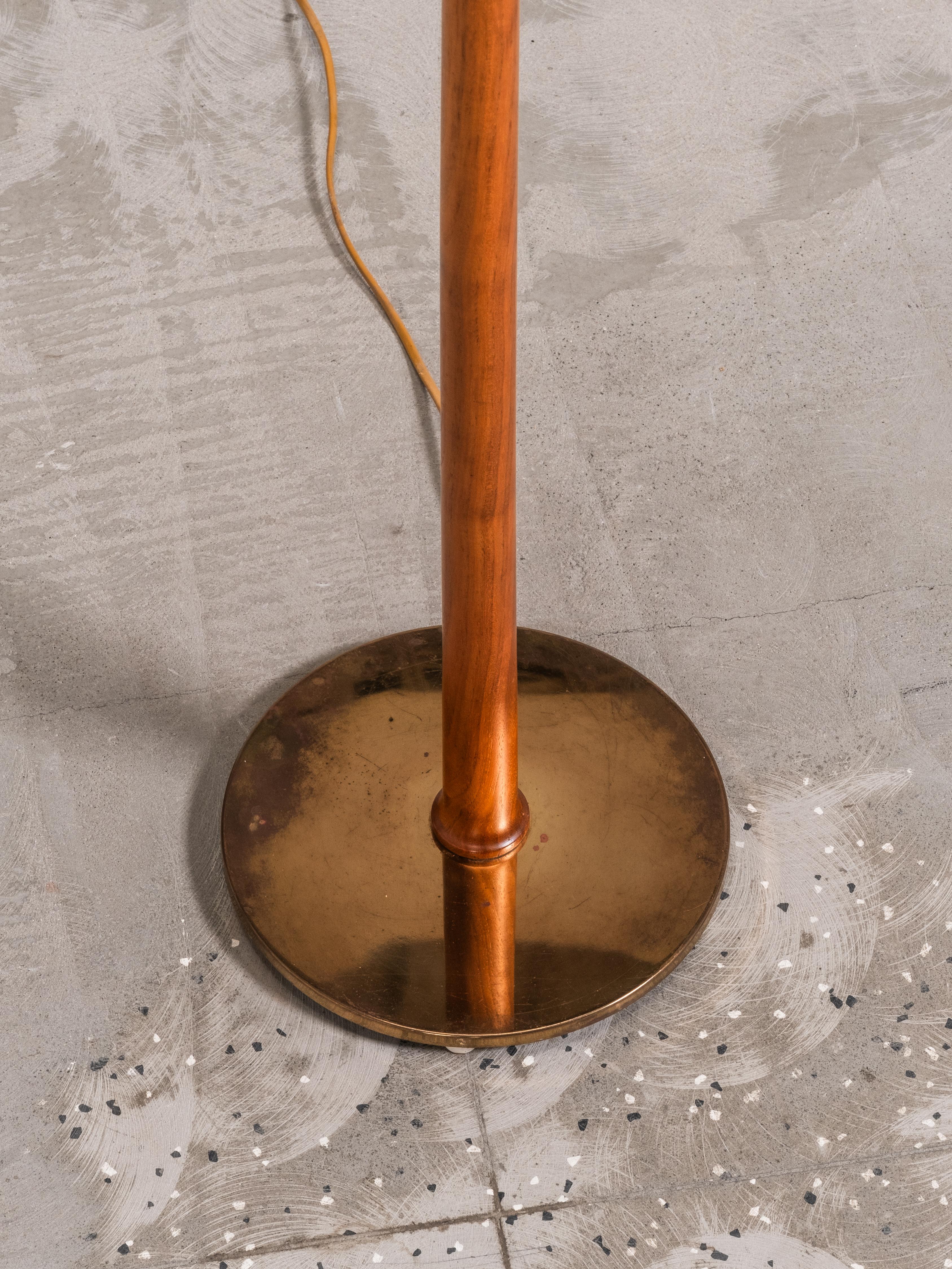 Suédois Lampadaire en laiton et teck Model G-012 par Eje Ahlgren pour Bergboms, Suède, années 1950 en vente