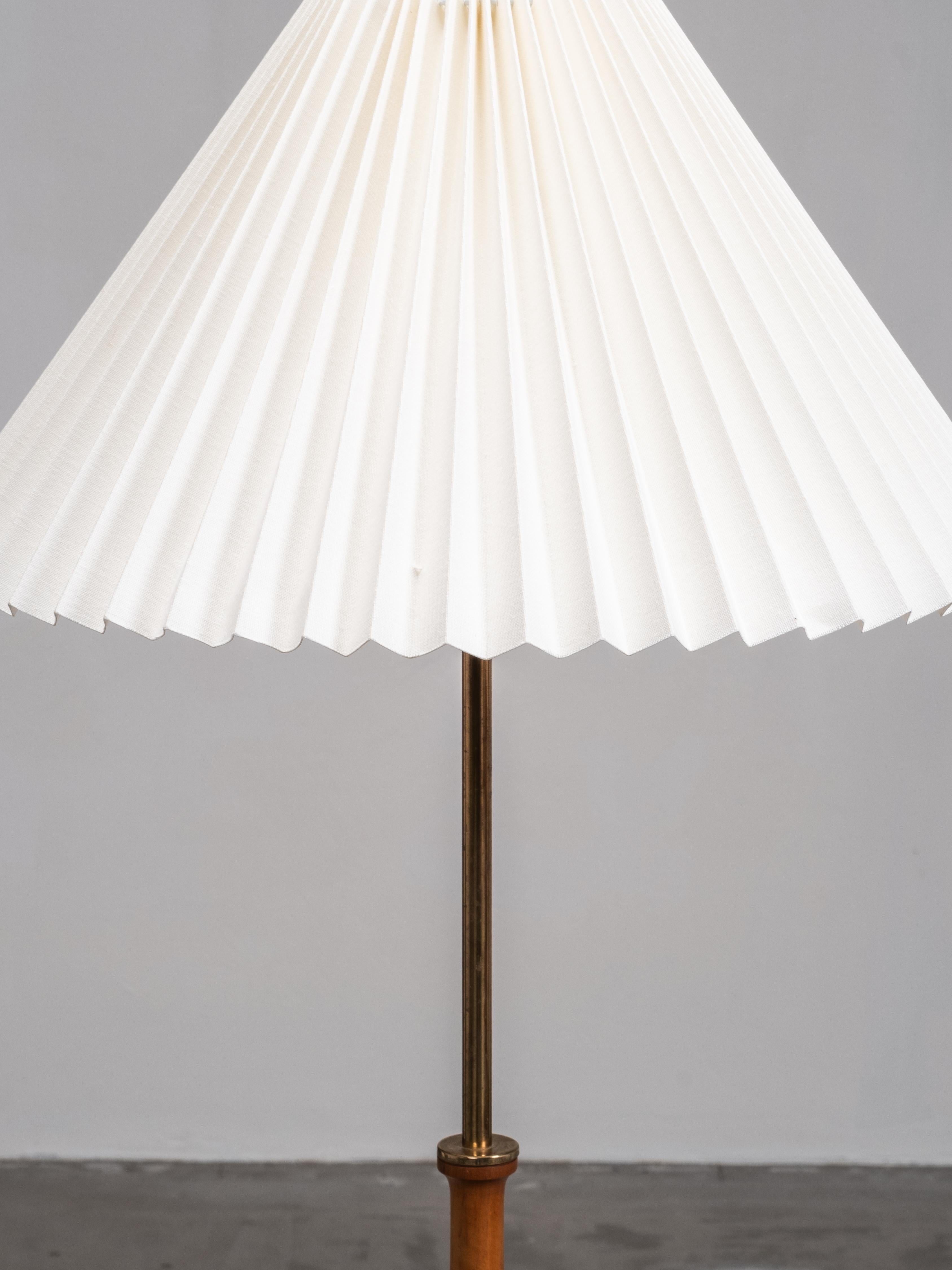 Lampadaire en laiton et teck Model G-012 par Eje Ahlgren pour Bergboms, Suède, années 1950 Bon état - En vente à Karis, Nyland