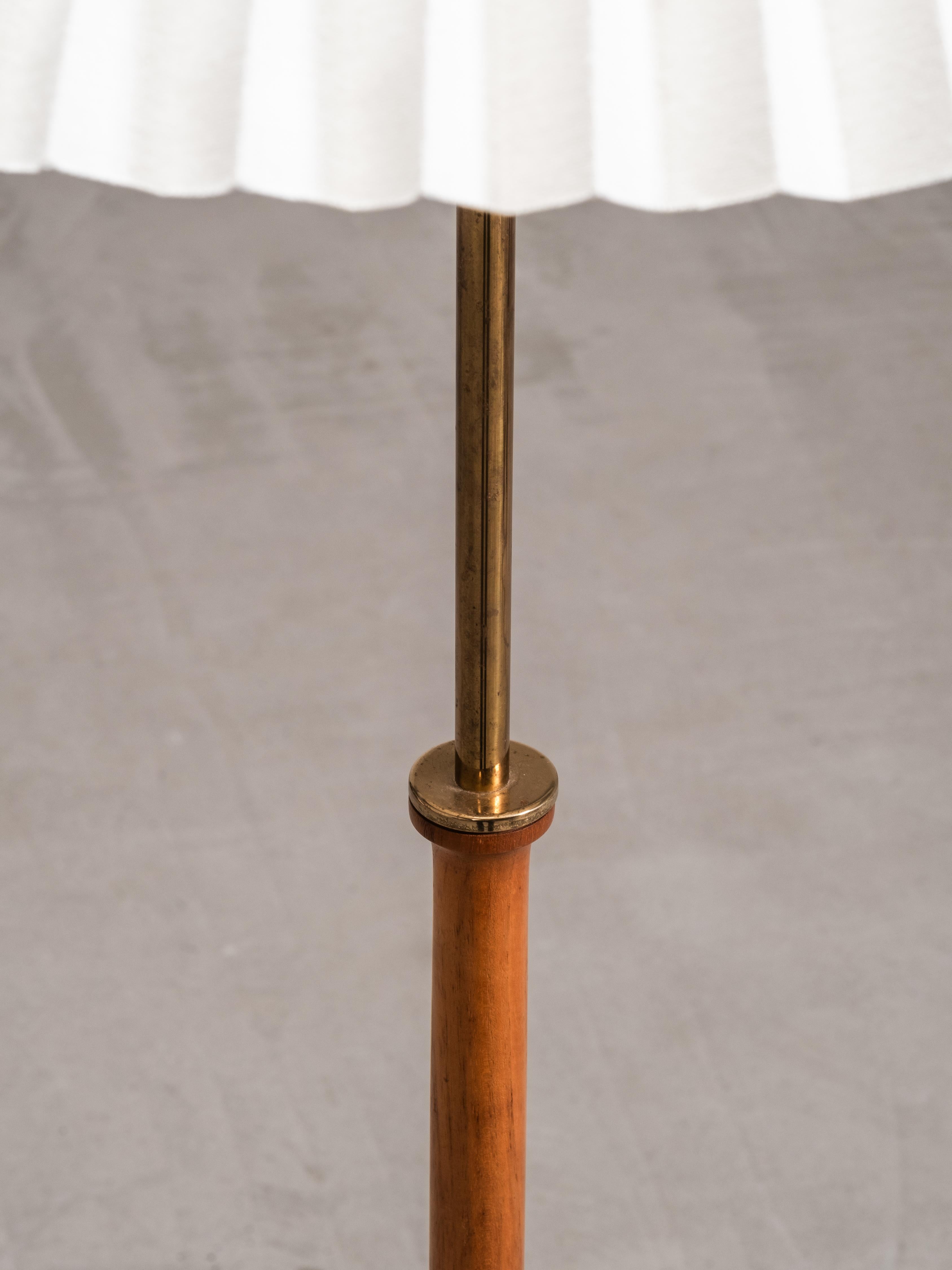 Milieu du XXe siècle Lampadaire en laiton et teck Model G-012 par Eje Ahlgren pour Bergboms, Suède, années 1950 en vente