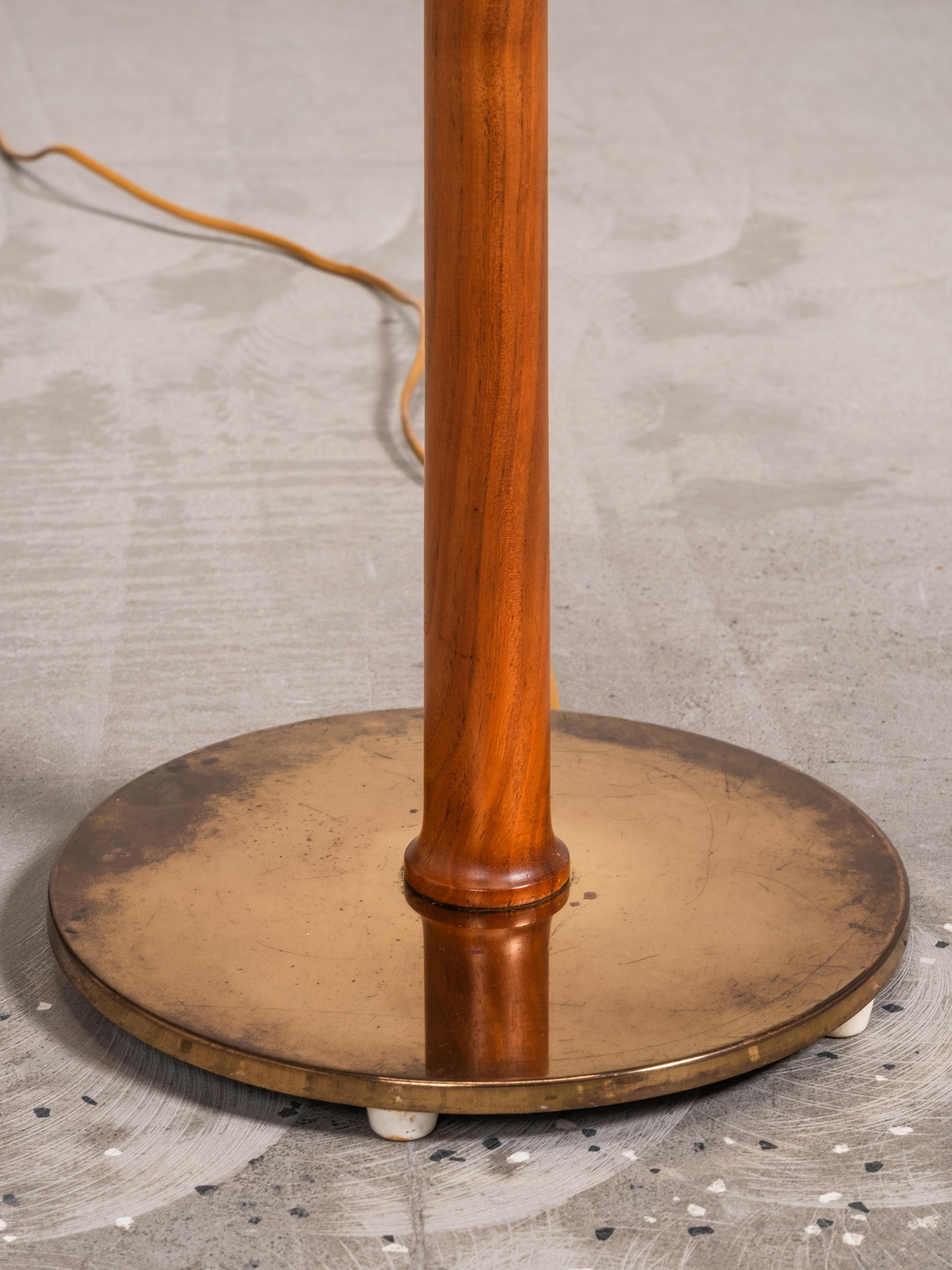 Lampadaire en laiton et teck Model G-012 par Eje Ahlgren pour Bergboms, Suède, années 1950 en vente 1