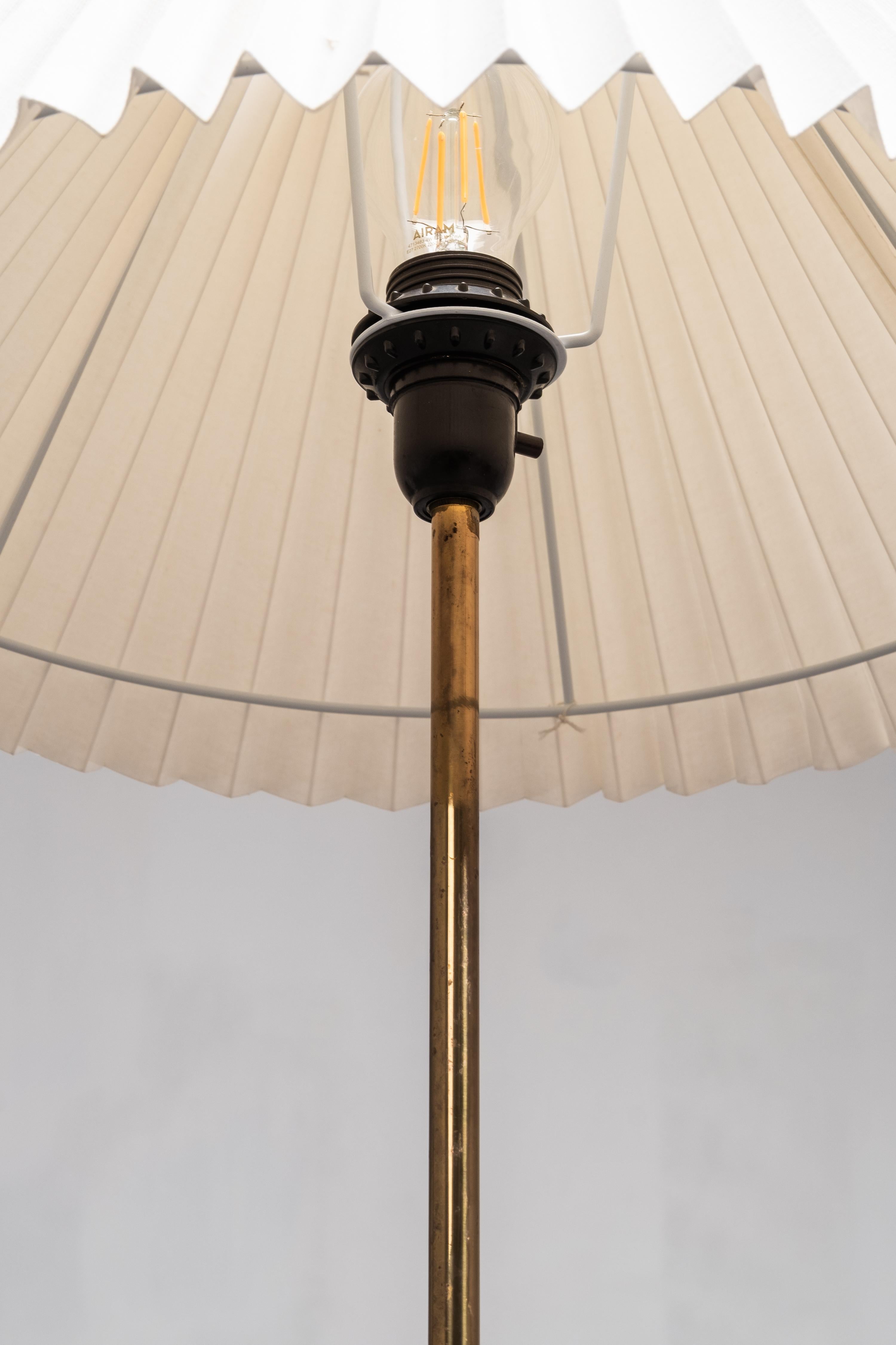 Lampadaire en laiton et teck Model G-012 par Eje Ahlgren pour Bergboms, Suède, années 1950 en vente 2