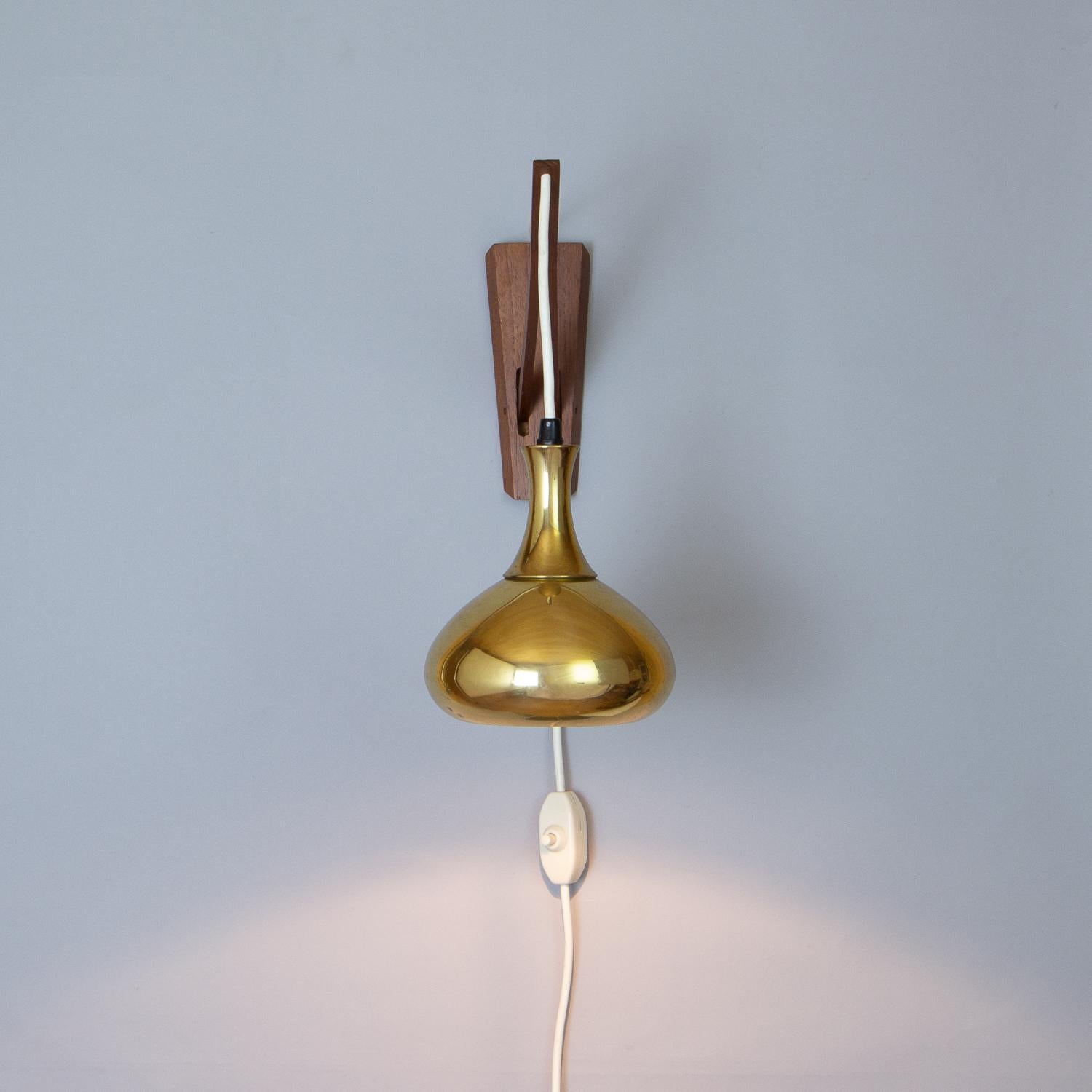 Brass and Teak Hanging Wall Light by Hans-Agne Jakobsson, Sweden, 1960s In Good Condition In Berkhamsted, GB