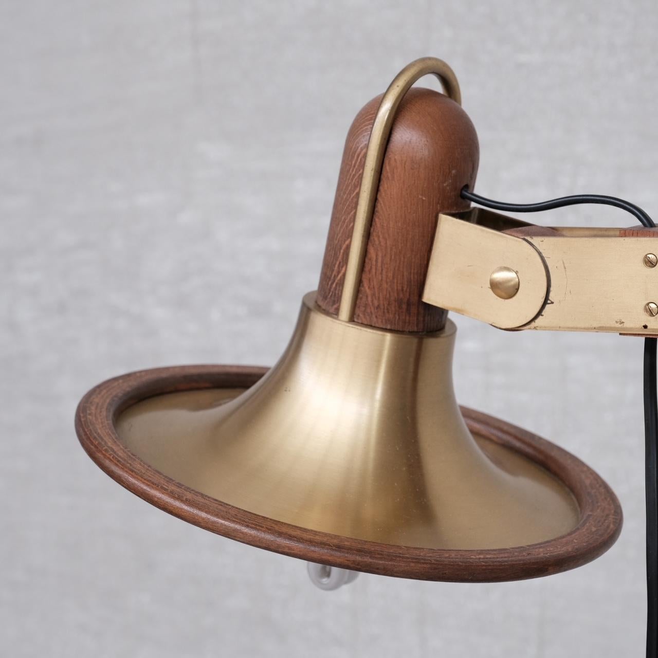 Lampada da terra francese di metà secolo in ottone e teak in vendita 1