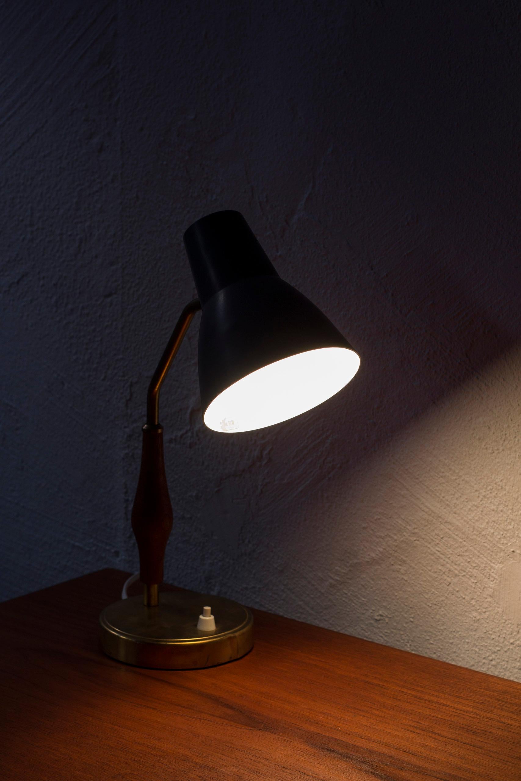 Milieu du XXe siècle Lampe de bureau en laiton et teck par ASEA, Suède, années 1950 en vente